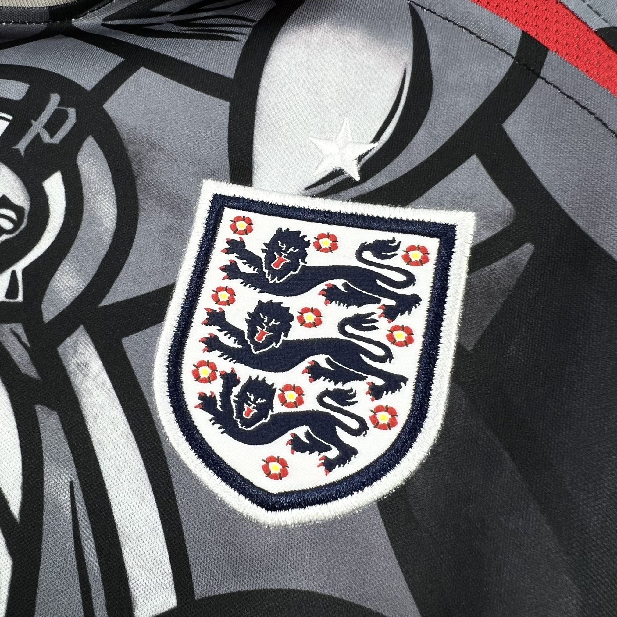 ANGLETERRE - MAILLOT AVANT MATCH X PALACE 2026
