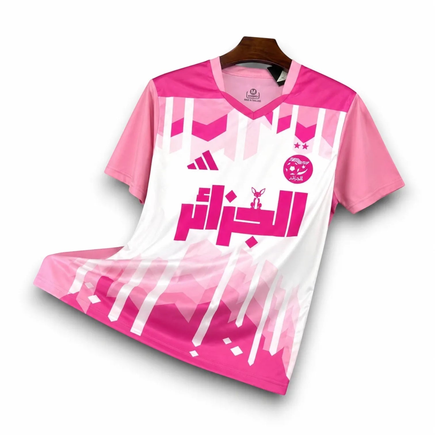 Leazofoot Algeria 2025 concept football jersey in pink and white with geometric patterns and Arabic script branding.