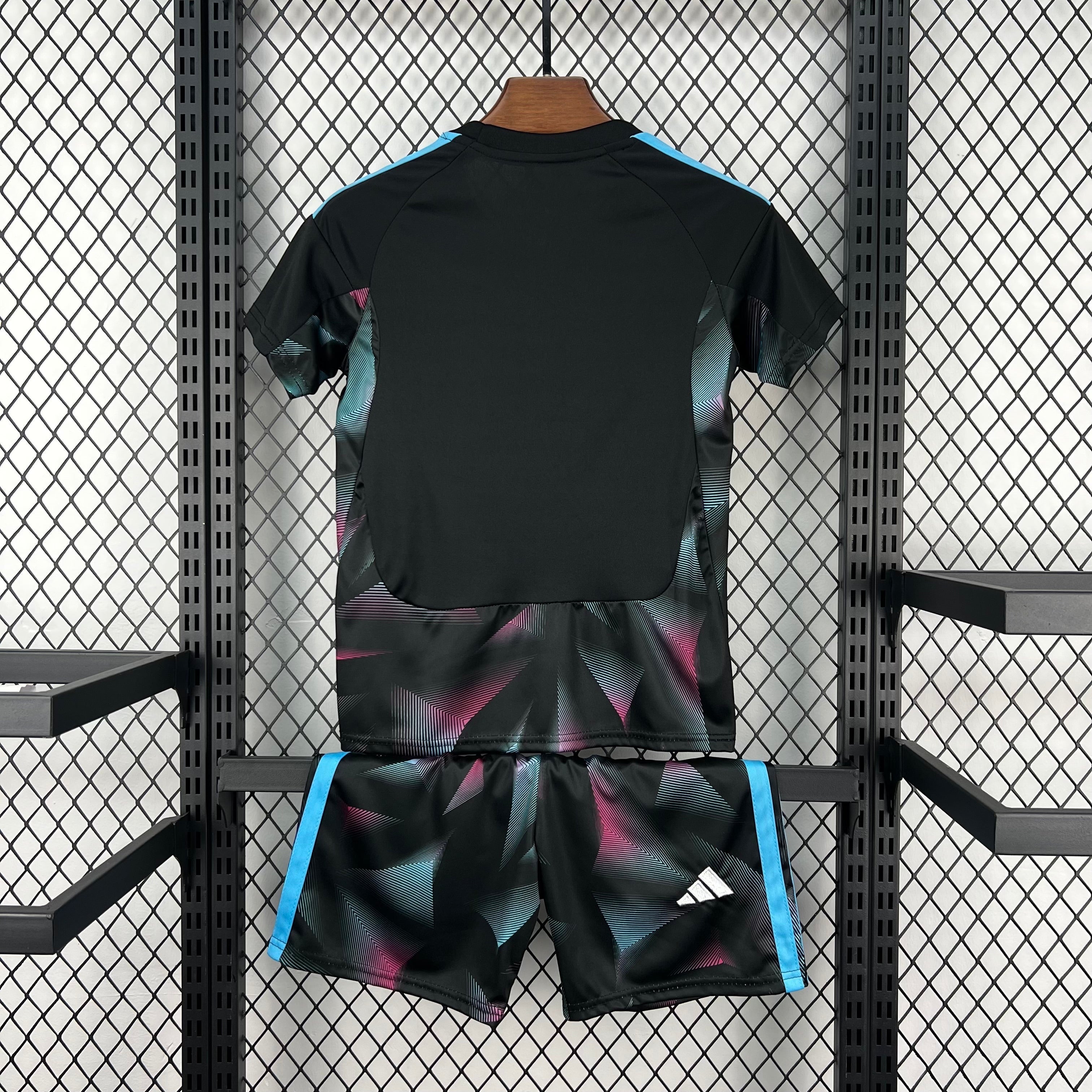 Leazofoot Argentine goalkeeper kids' soccer uniform, black with pink and blue geometric pattern, shorts and t-shirt.