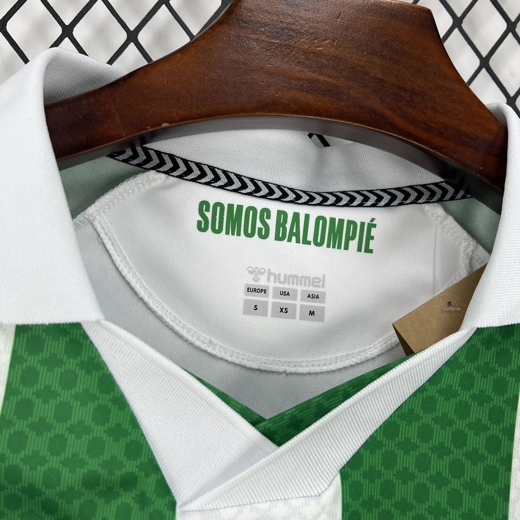 Leazofoot BETIS SÉVILLE 26/27 home jersey with green and white stripes and a checkered pattern.
