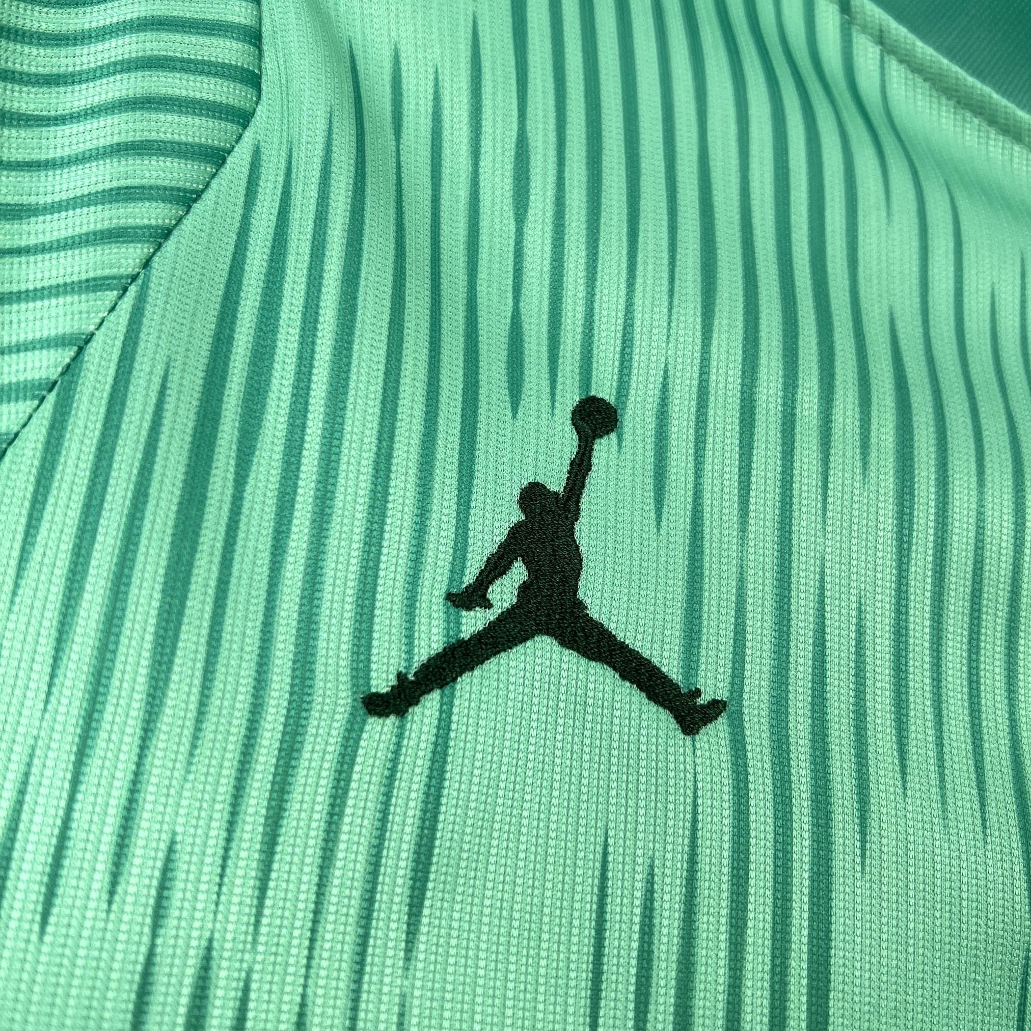Leazofoot BRÉSIL 2026 goalkeeper jersey in mint green with black Jumpman logo and striped pattern.