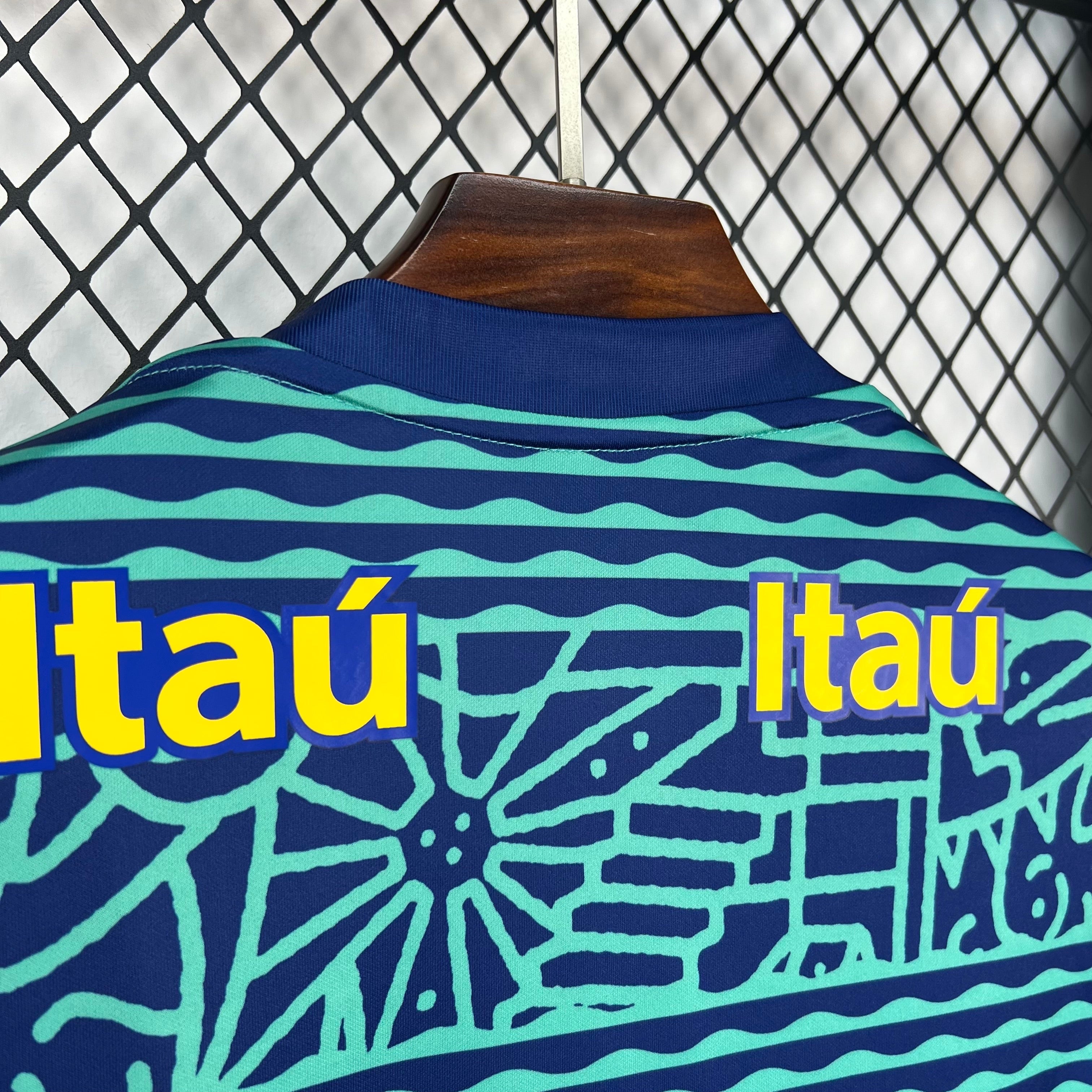 Leazofoot BRÉSIL 2026 pre-match jersey with blue and green wavy stripes and geometric patterns. Features yellow Itaú logo.