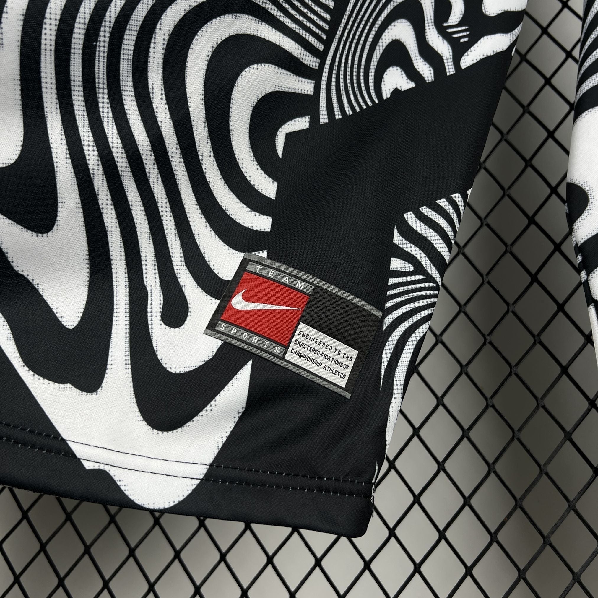 Leazofoot BRÉSIL long-sleeve goalkeeper jersey with black and white abstract pattern and Nike Team Sports tag.