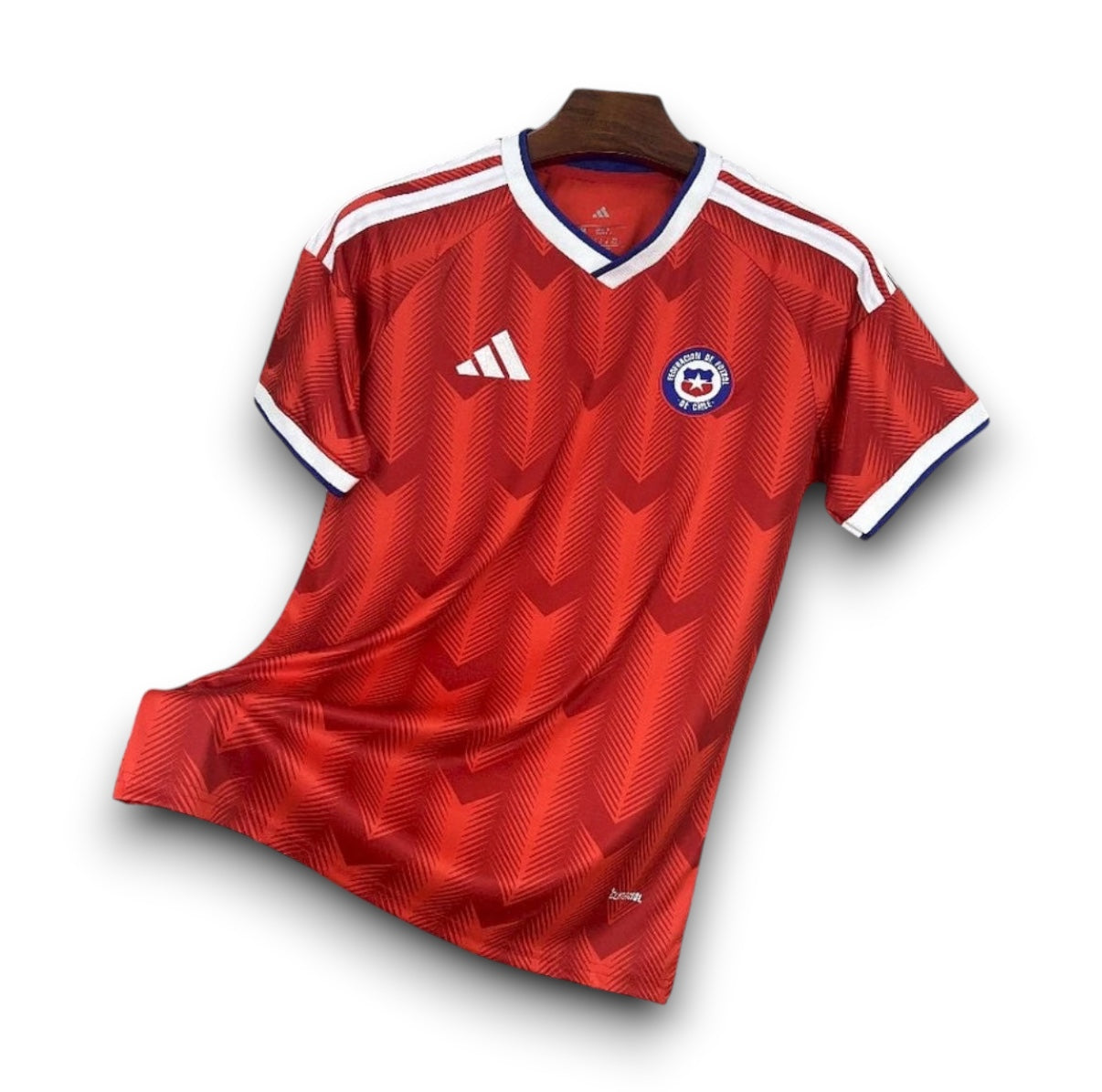 Leazofoot Chile 2026 home soccer jersey in red with white chevron pattern, V-neck, and national team crest.