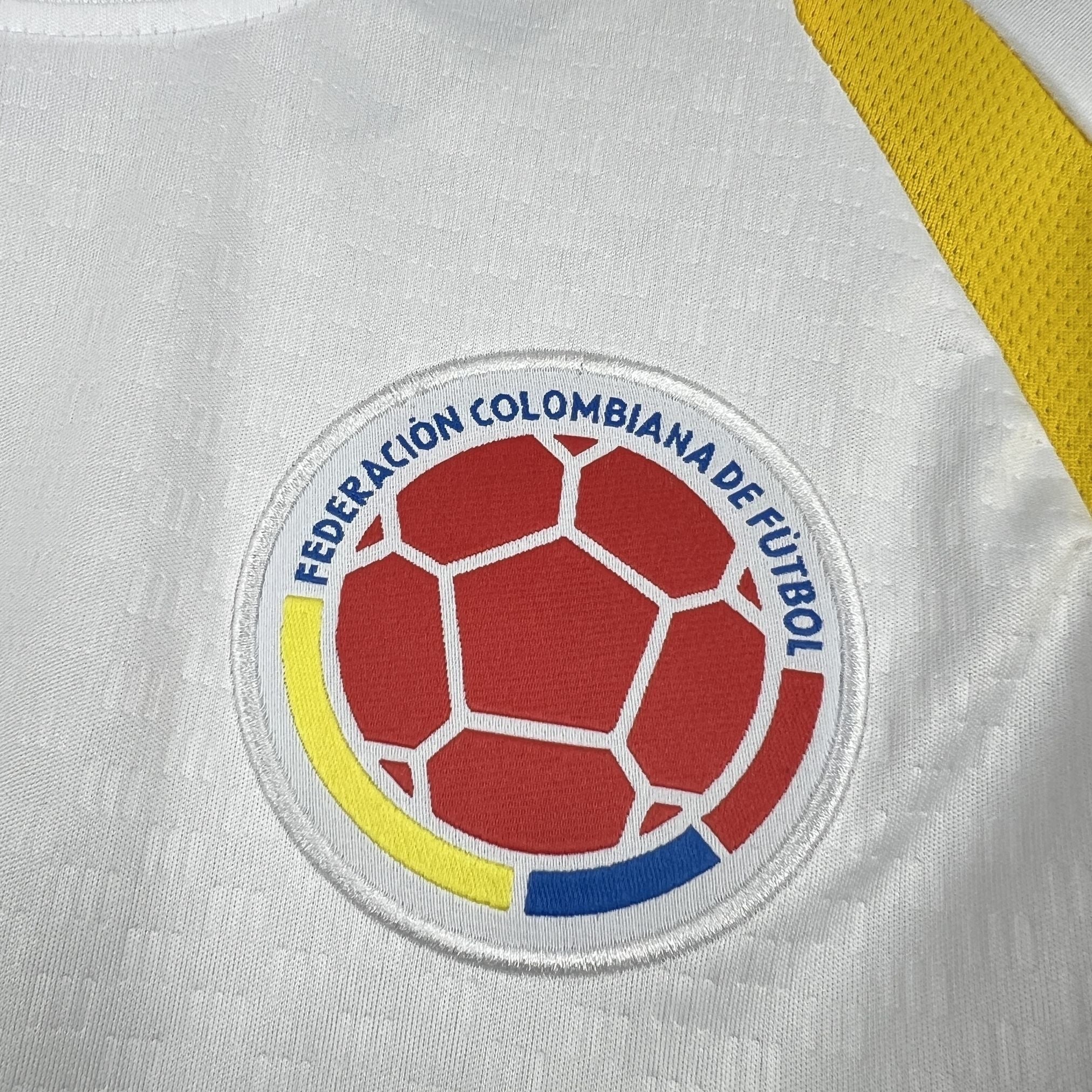 Leazofoot COLOMBIE - MAILLOT AVANT MATCH 2026 white football jersey with embroidered crest