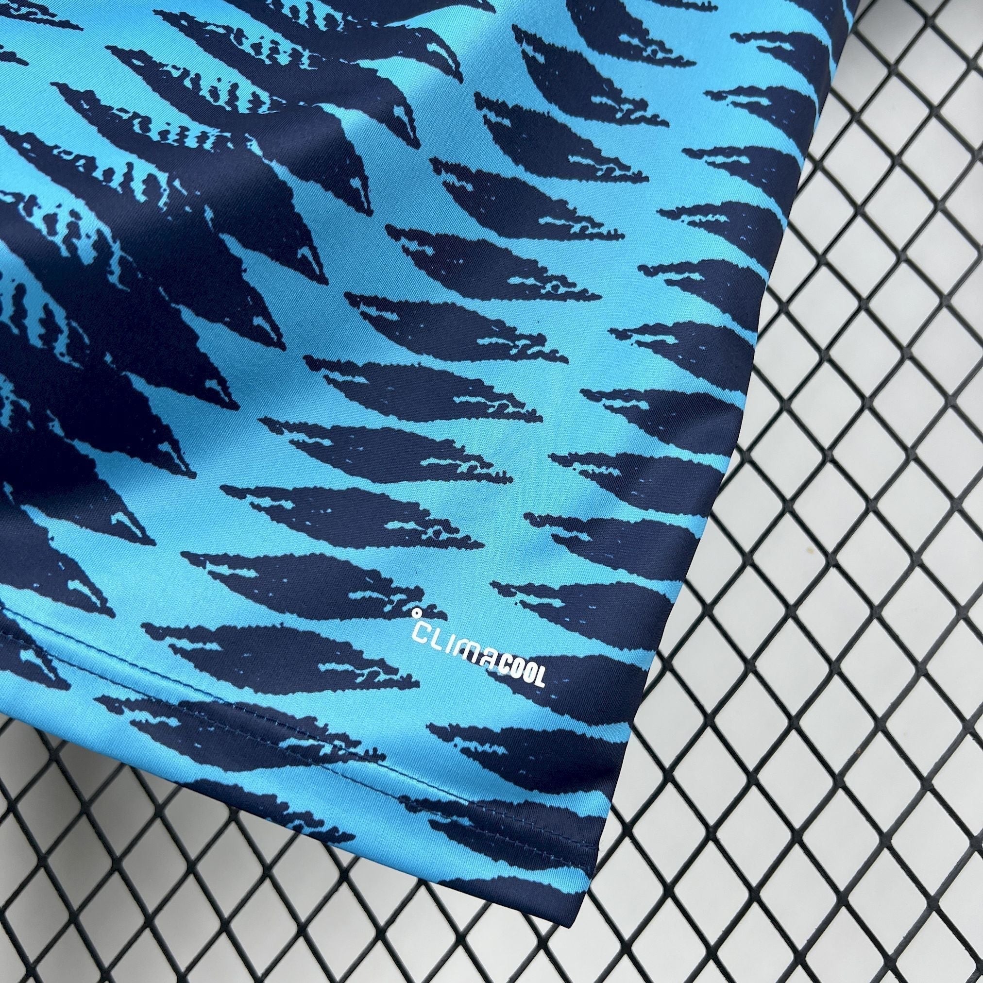 Leazofoot COLOMBIE 2026 away jersey with a blue and navy abstract pattern. Features CLIMACOOL technology.