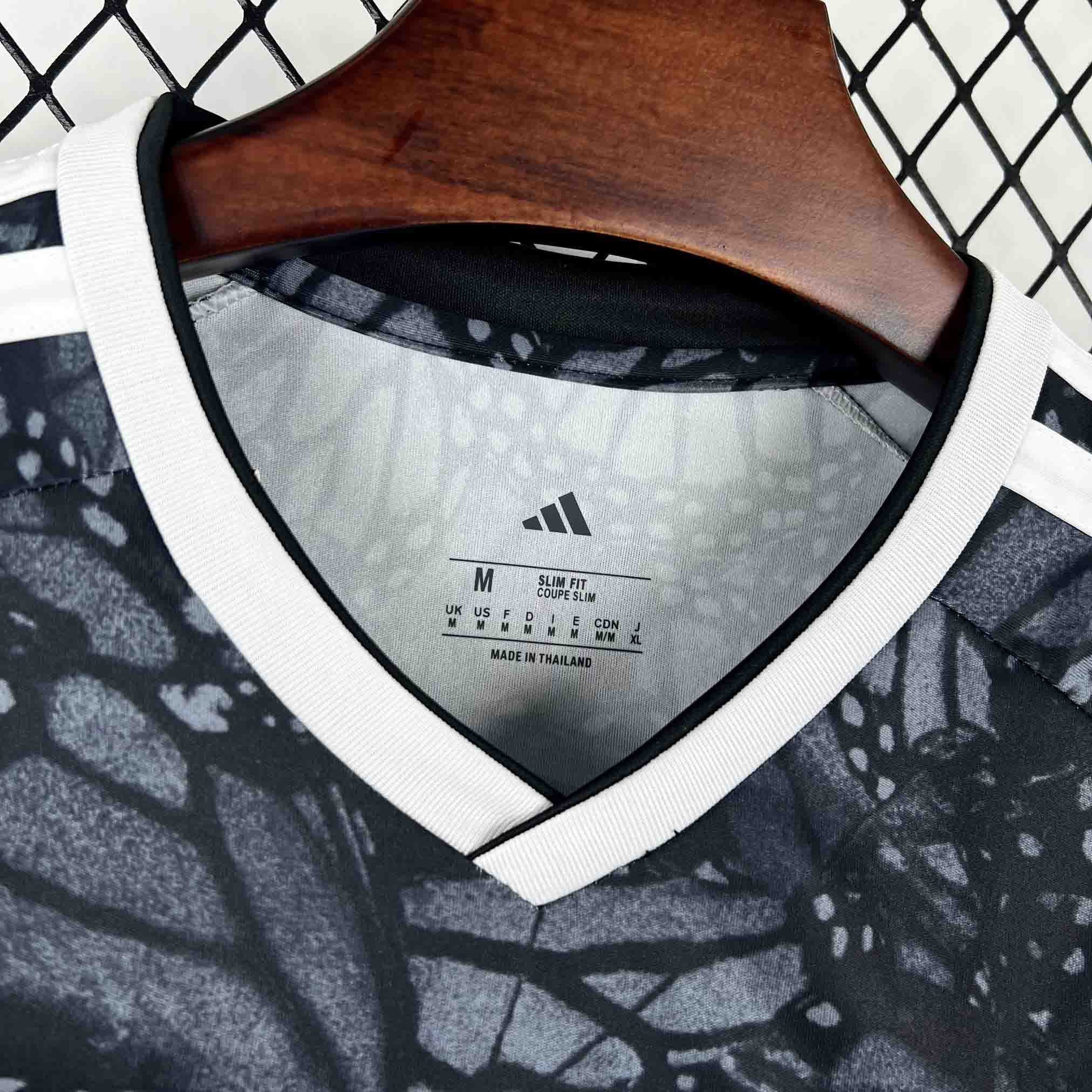 Leazofoot COLOMBIE 2026 goalkeeper jersey with a black and white butterfly wing pattern and white stripes on the sleeves.