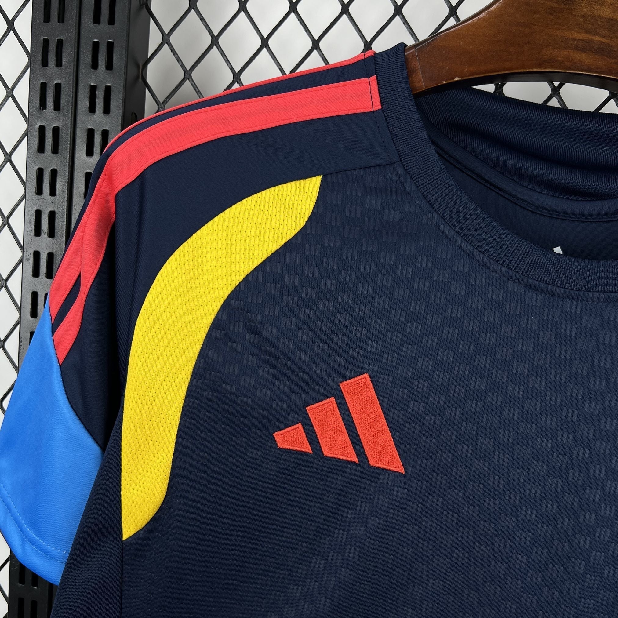 Leazofoot COLOMBIE - MAILLOT AVANT MATCH 2026 navy blue short sleeve soccer jersey with red and yellow accents.