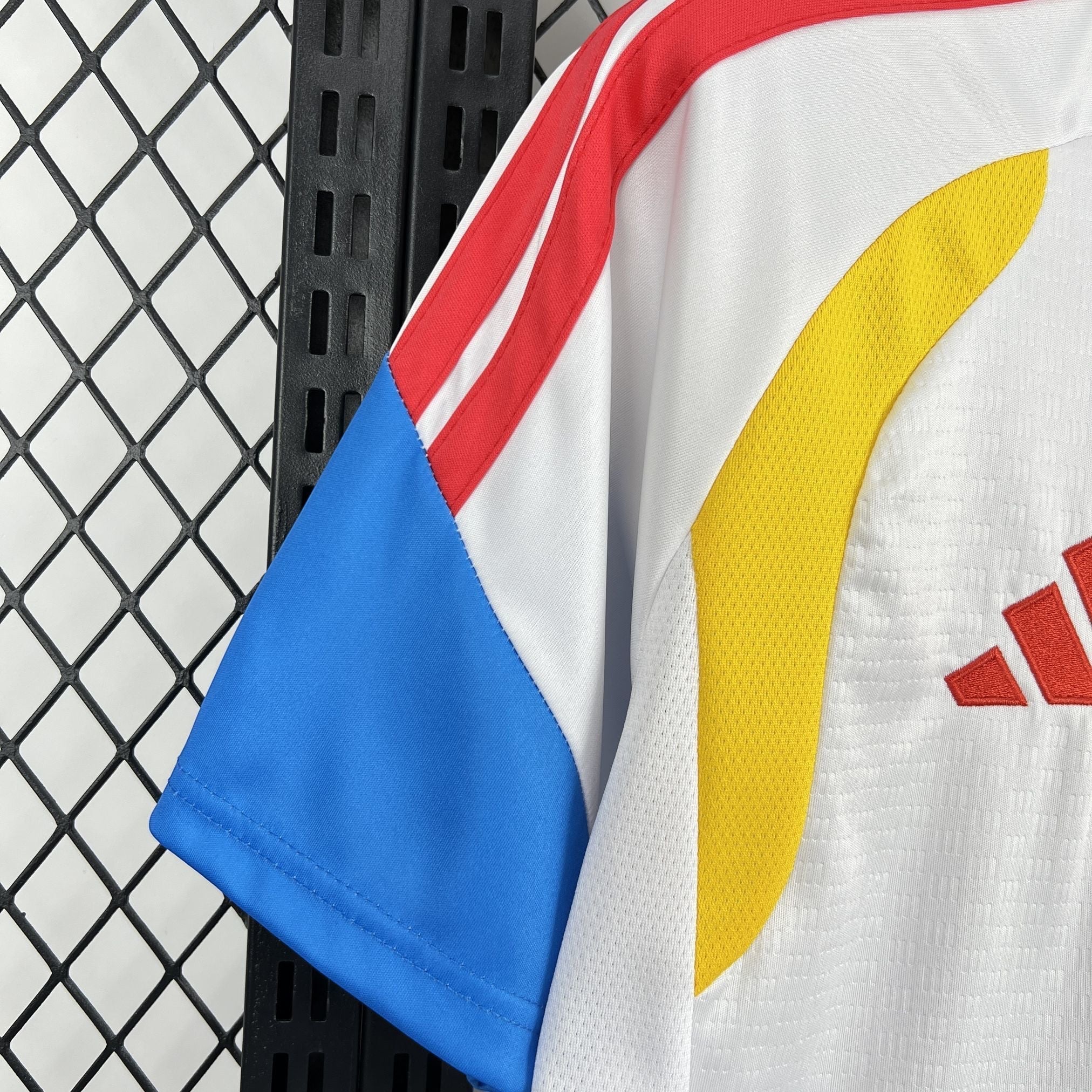 Leazofoot COLOMBIE 2026 pre-match jersey with white, red, yellow, and blue color blocking and red Adidas logo.