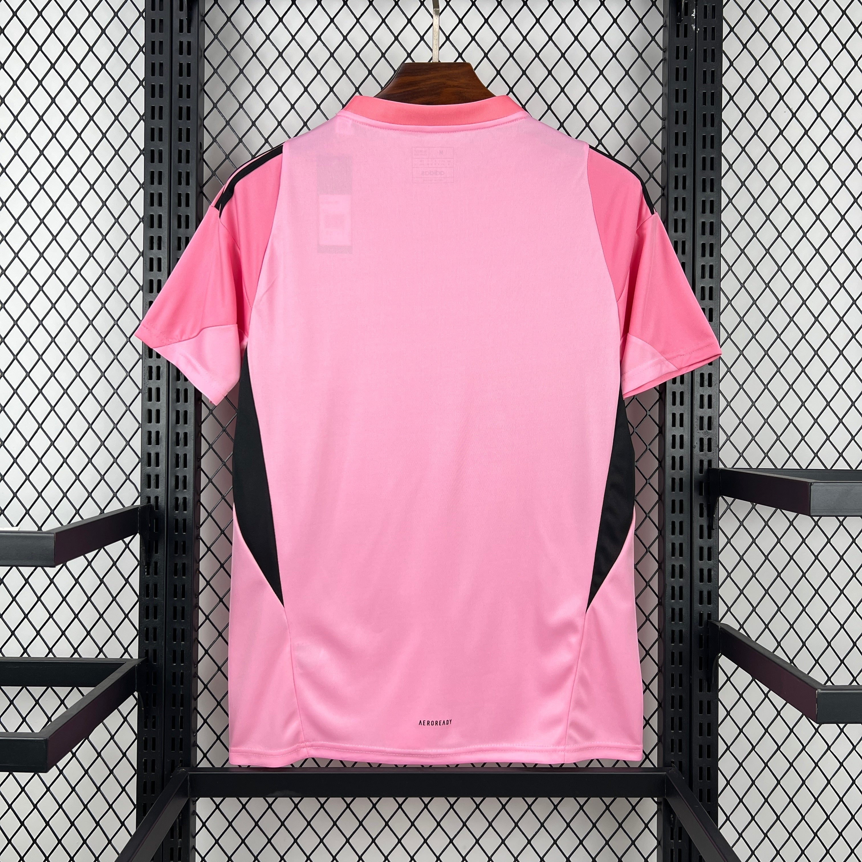 Leazofoot COLOMBIE 2026 pre-match jersey in pink with black side panels and a ribbed collar.