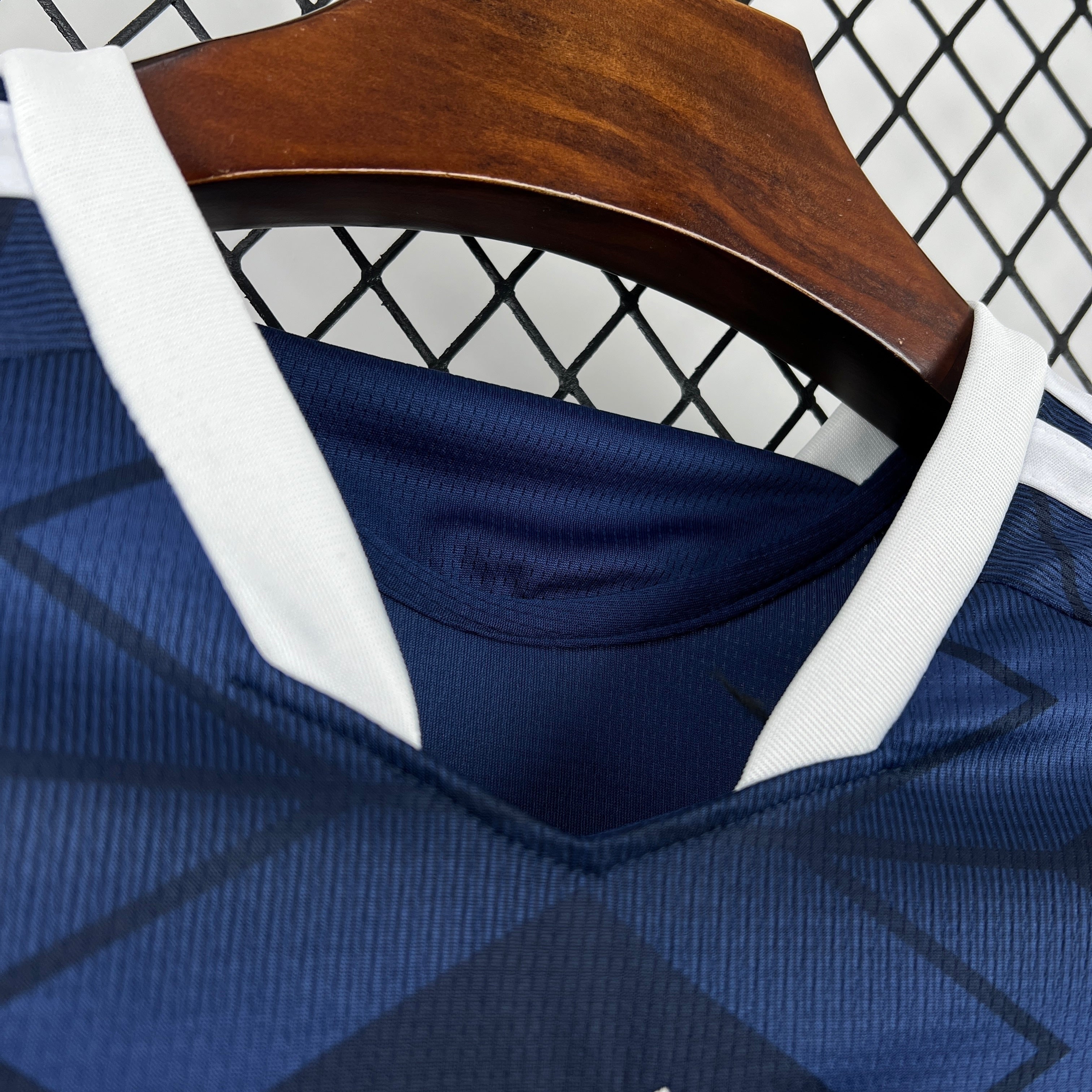 Leazofoot ÉCOSSE 2026 home jersey with a navy blue base and a white collar. Features a subtle geometric pattern.