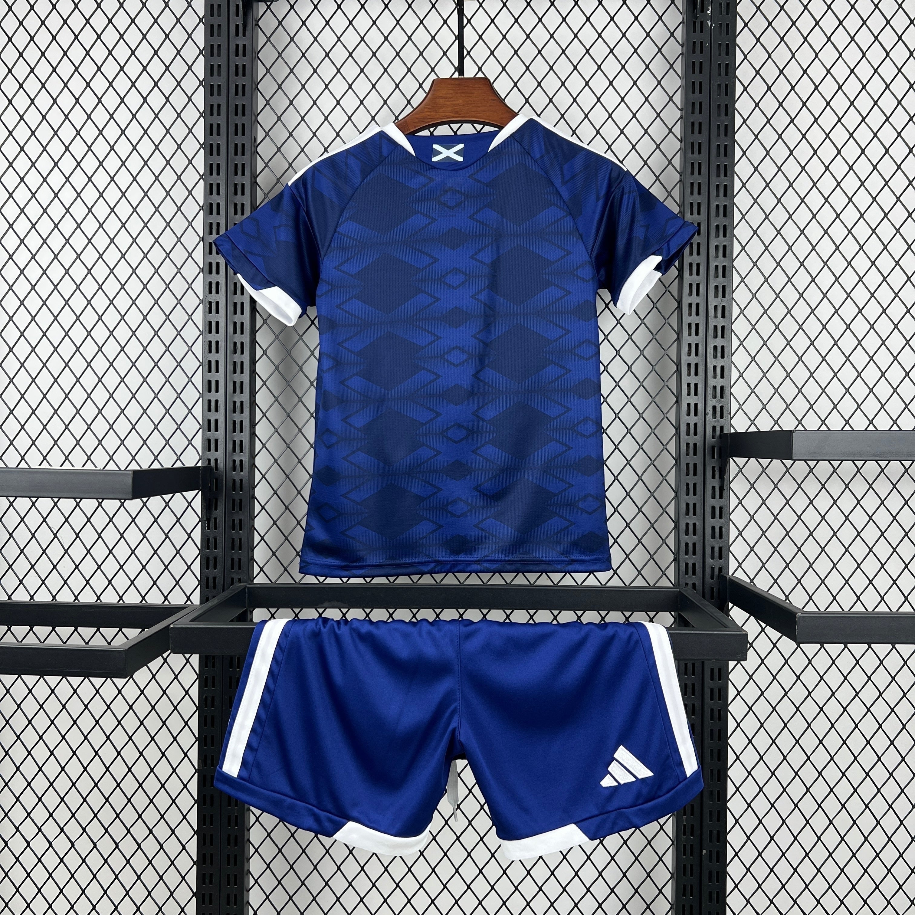 Leazofoot ÉCOSSE kids' blue soccer jersey and shorts set with white trim and geometric pattern.