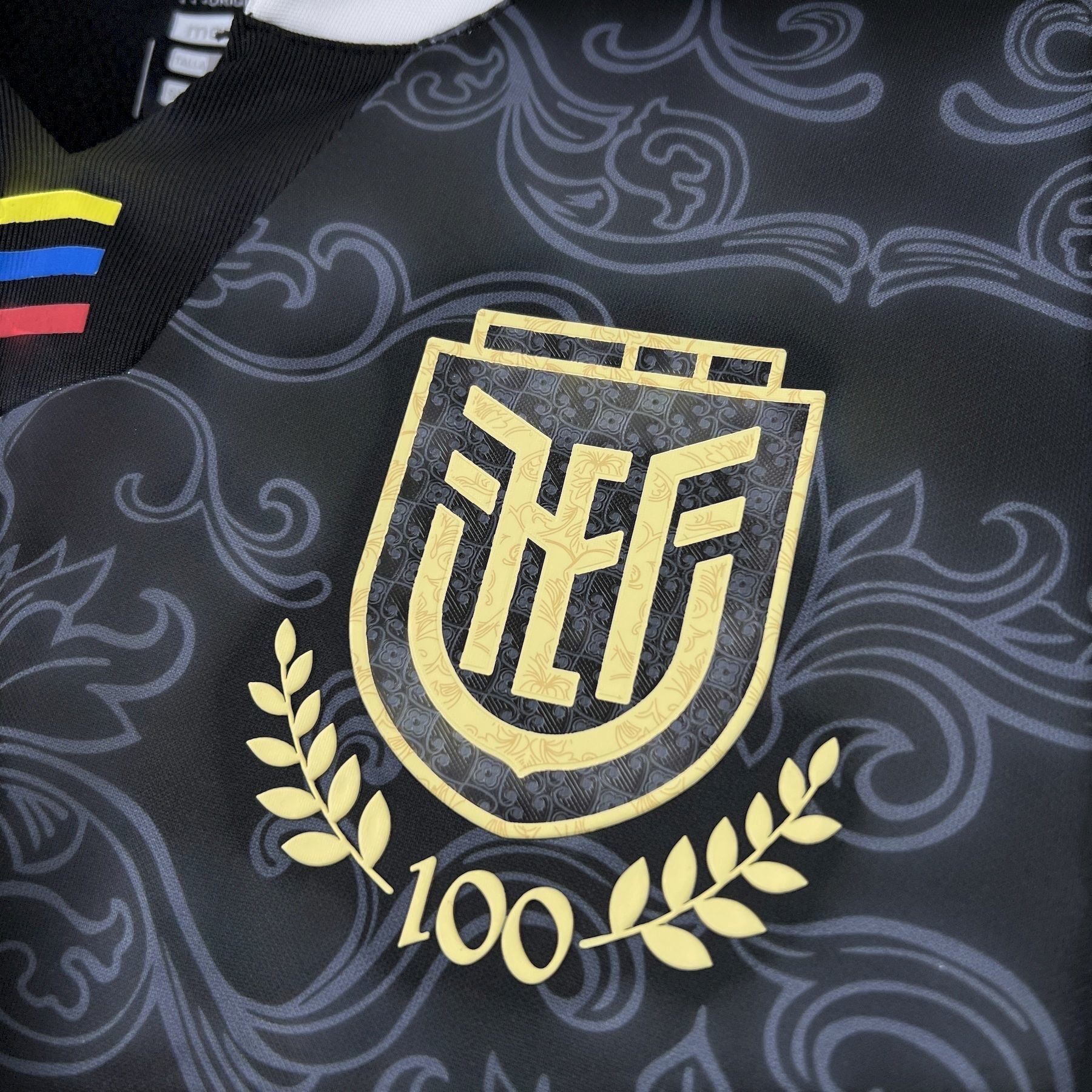 Leazofoot ÉQUATEUR MAILLOT GARDIEN 2026 black goalkeeper jersey with gold crest and 100 emblem