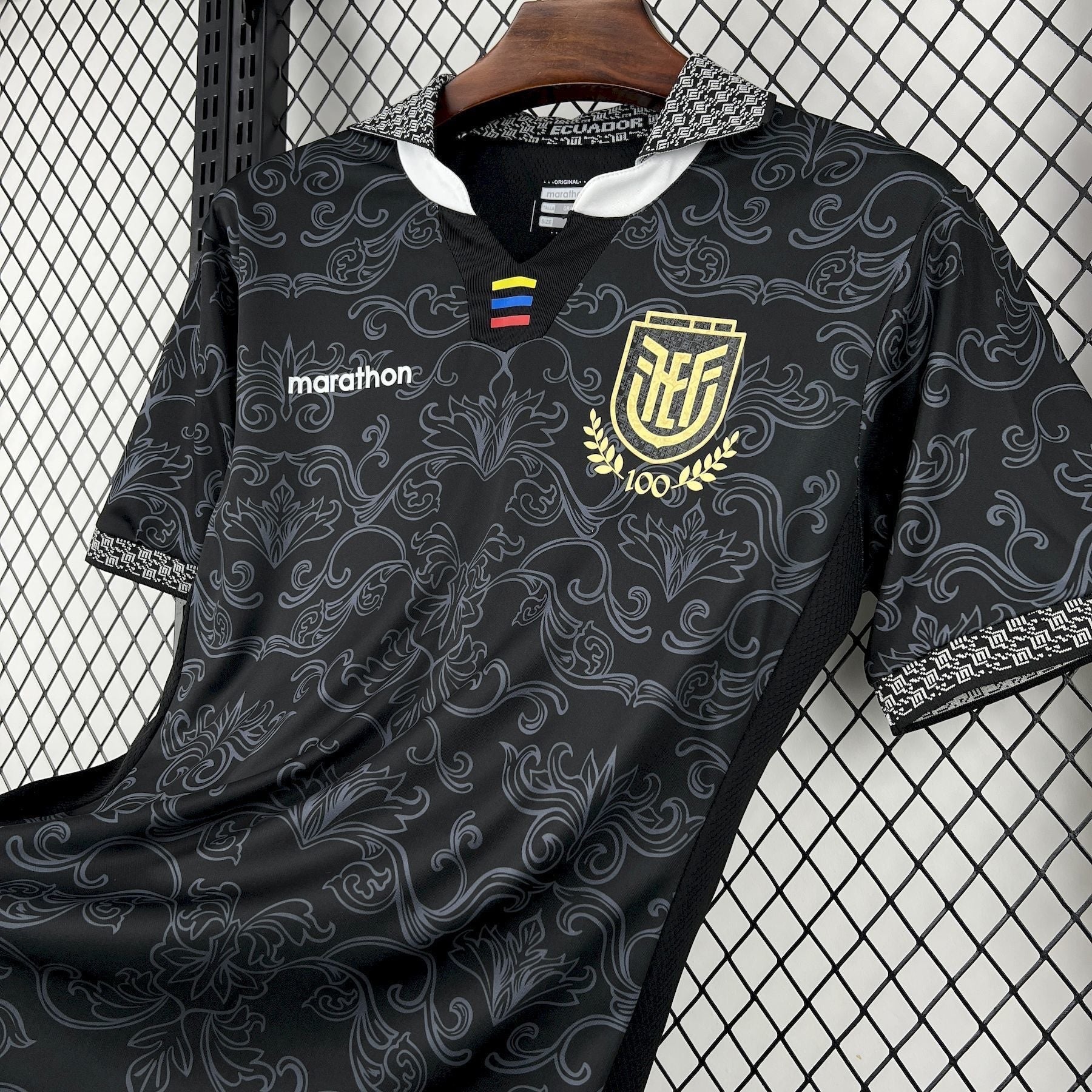 Leazofoot ÉQUATEUR - MAILLOT GARDIEN 2026 black goalkeeper jersey with ornate grey pattern, gold crest, and Marathon logo.