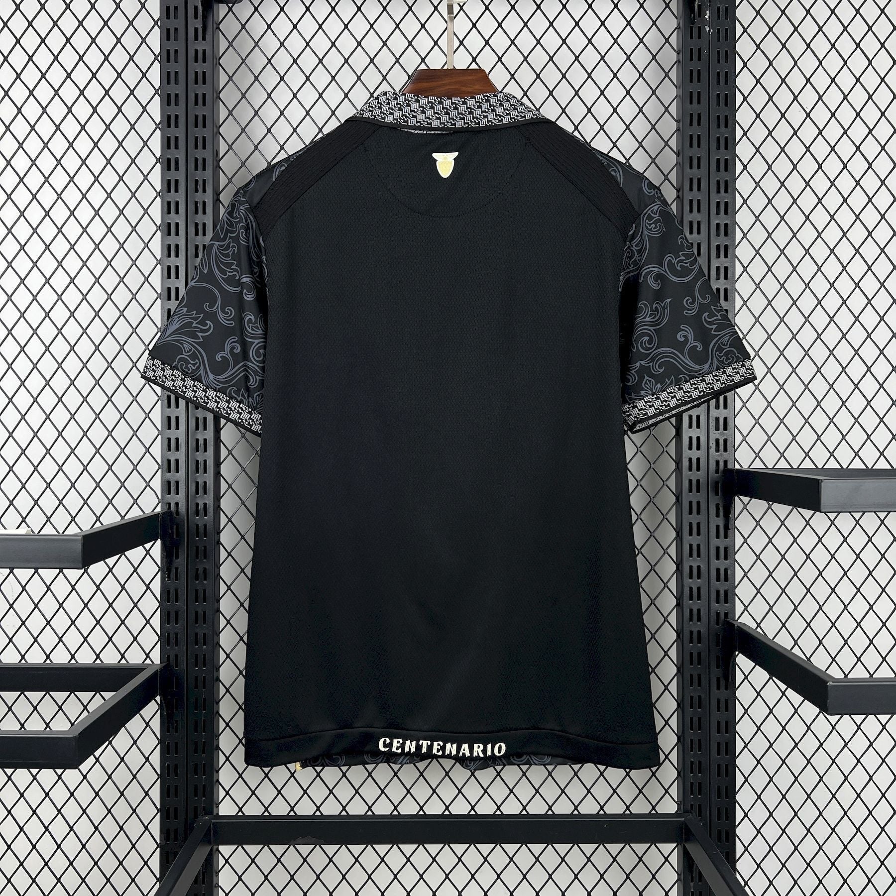 Leazofoot ÉQUATEUR MAILLOT GARDIEN 2026 black goalkeeper jersey with ornate grey sleeves and collar detail.