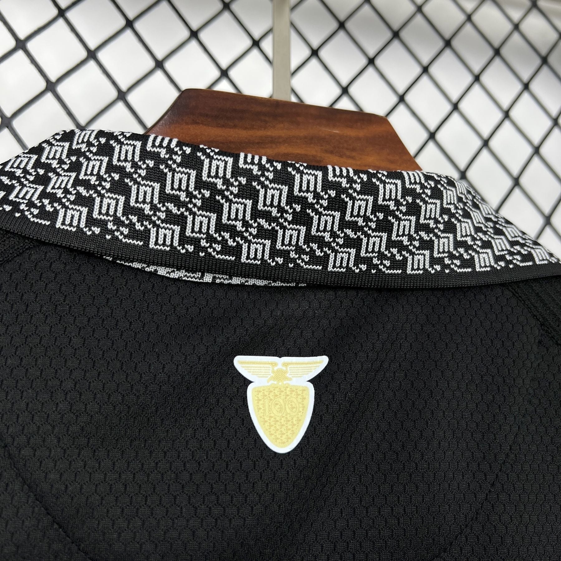 Leazofoot ÉQUATEUR - MAILLOT GARDIEN 2026 black goalkeeper jersey with a white and black patterned collar and a gold crest.