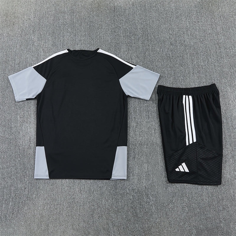 Leazofoot Inter Miami 26/27 training set featuring a black and grey t-shirt and matching athletic shorts