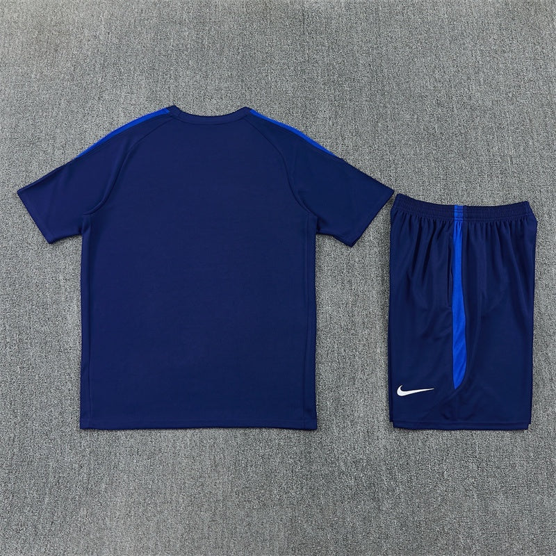Leazofoot Inter Milan 26/27 training kit featuring a dark blue t-shirt and matching shorts with blue side stripes.