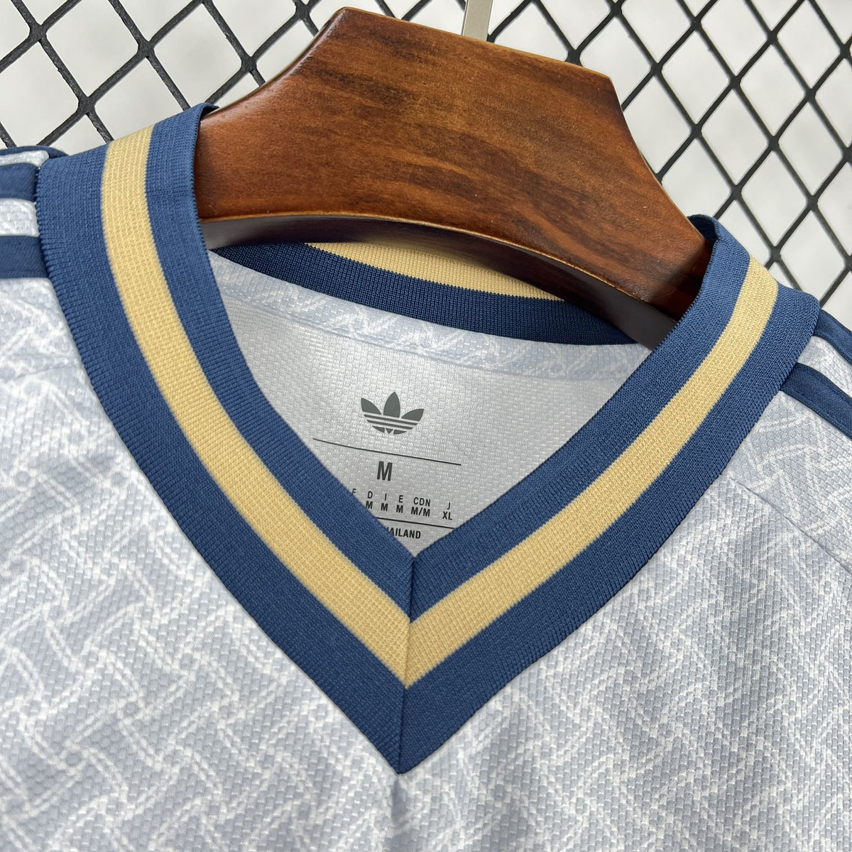 Leazofoot Italy 2026 away jersey featuring a white patterned fabric with a blue and gold V-neck collar