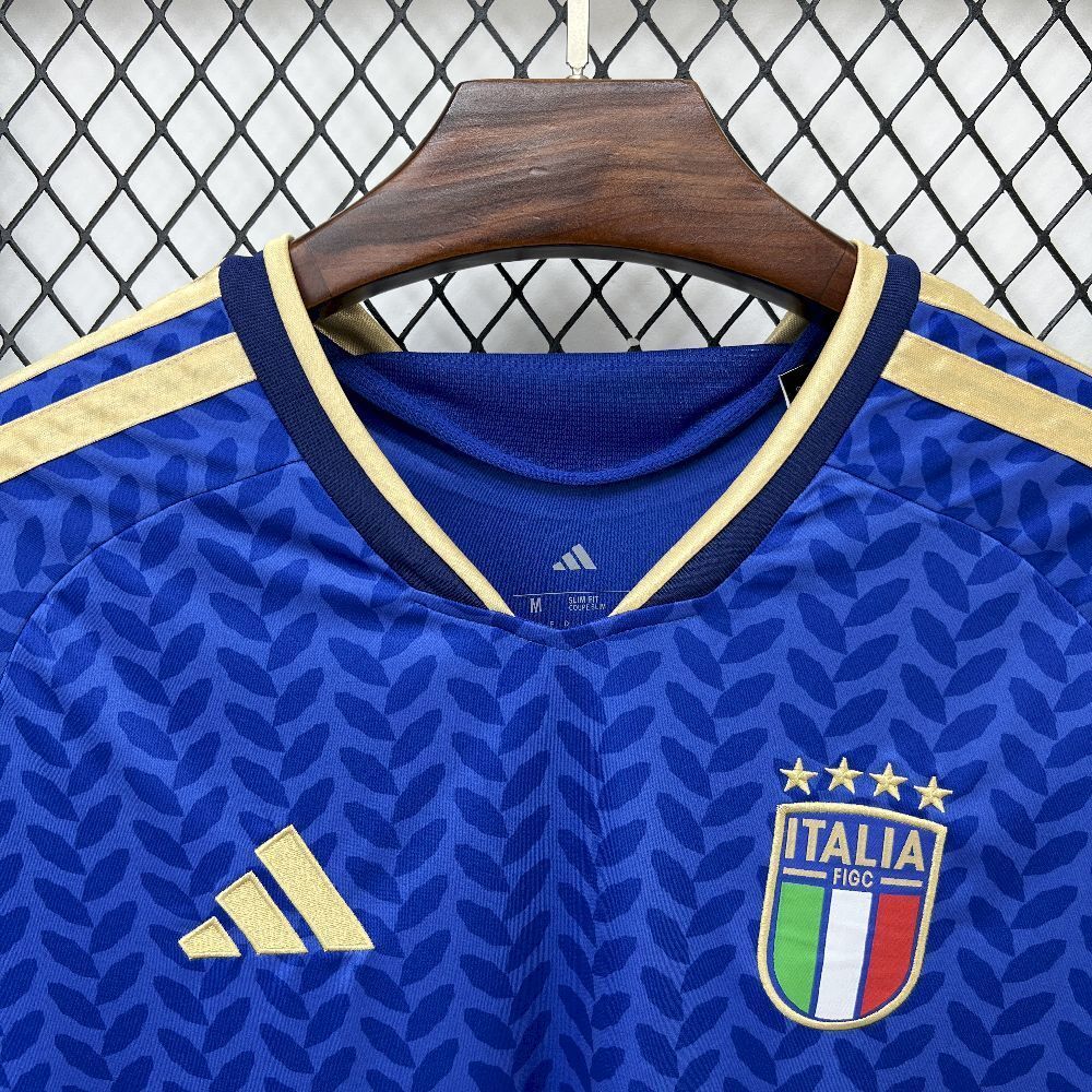 Leazofoot Italy 2026 home football jersey in blue with gold accents, featuring the FIGC crest and four stars.