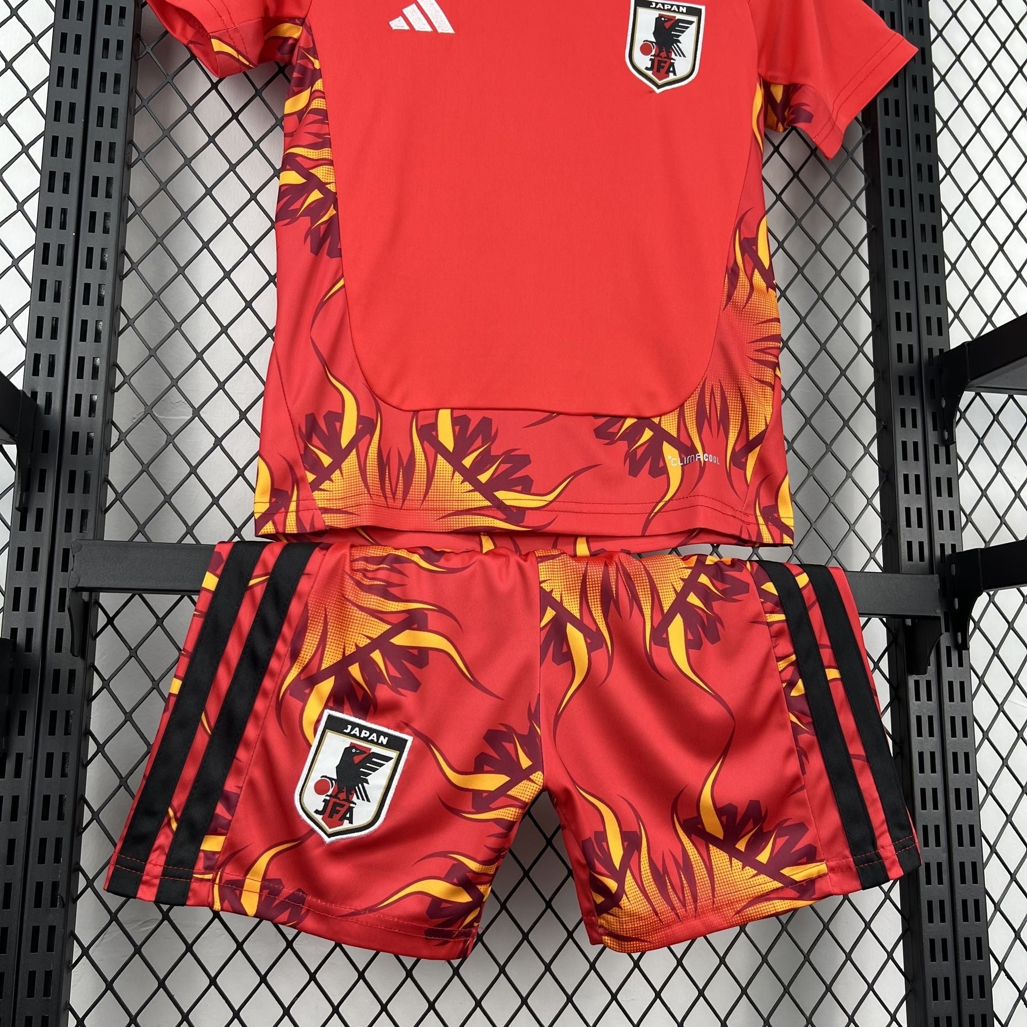 Leazofoot Japan kids' soccer uniform set with red shirt and shorts featuring flame graphics and the Japan Football Association crest.