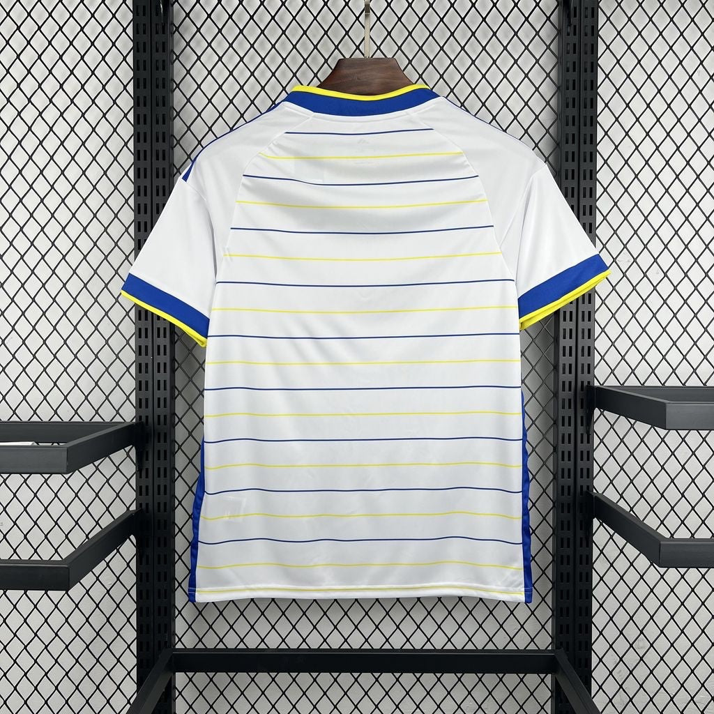 Leazofoot Leeds United 26/27 home jersey in white with blue and yellow horizontal pinstripes and sleeve trim.