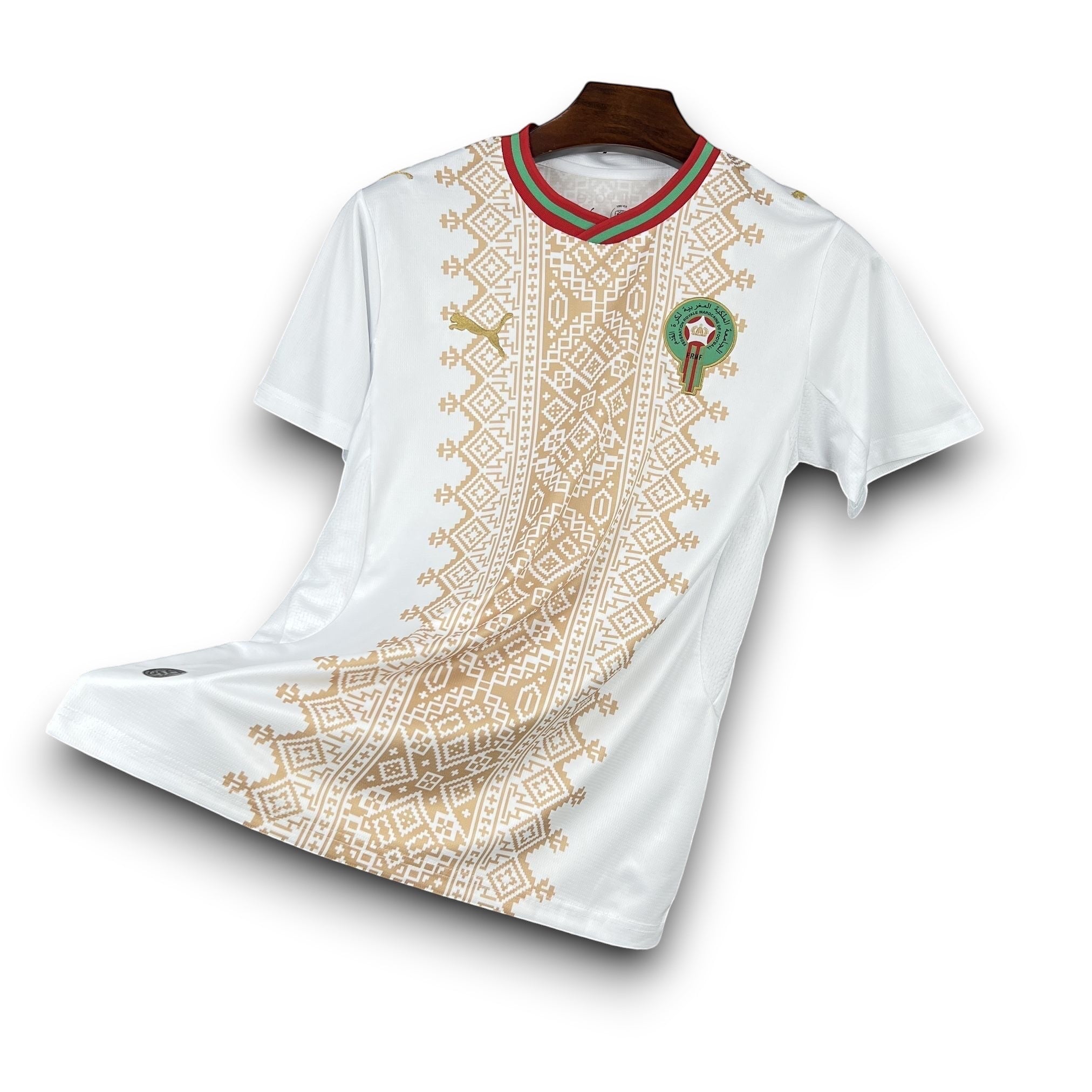 Leazofoot MAROC 2026 away football jersey. White with gold geometric pattern, V-neck with red and green trim, and team crest.