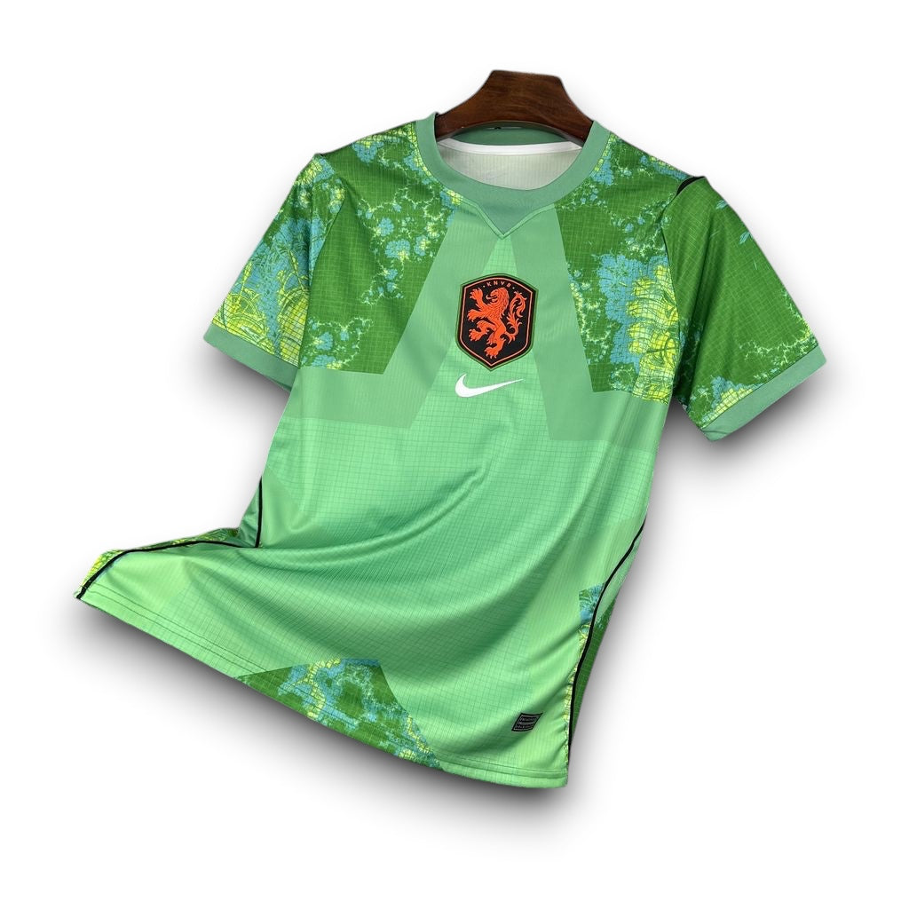 Leazofoot Netherlands 2026 goalkeeper jersey in green with a graphic pattern, KNVB crest, and Nike swoosh logo.