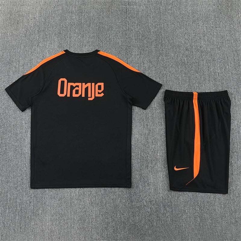 Leazofoot Netherlands 2026 training set in black with orange accents, featuring Oranje text and Nike logo.