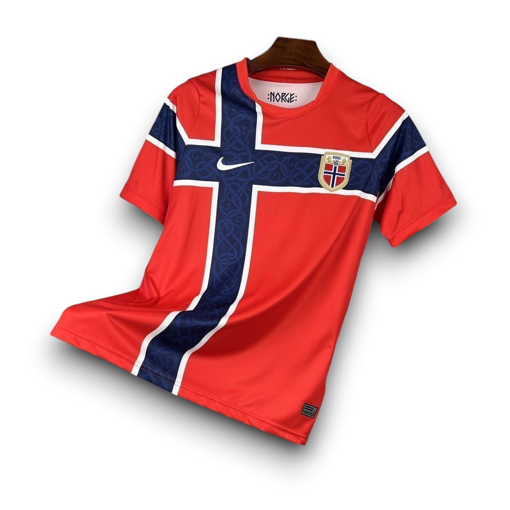 Leazofoot NORVÈGE 2026 home football jersey. Red with blue and white cross design. Nike logo and Norway crest.