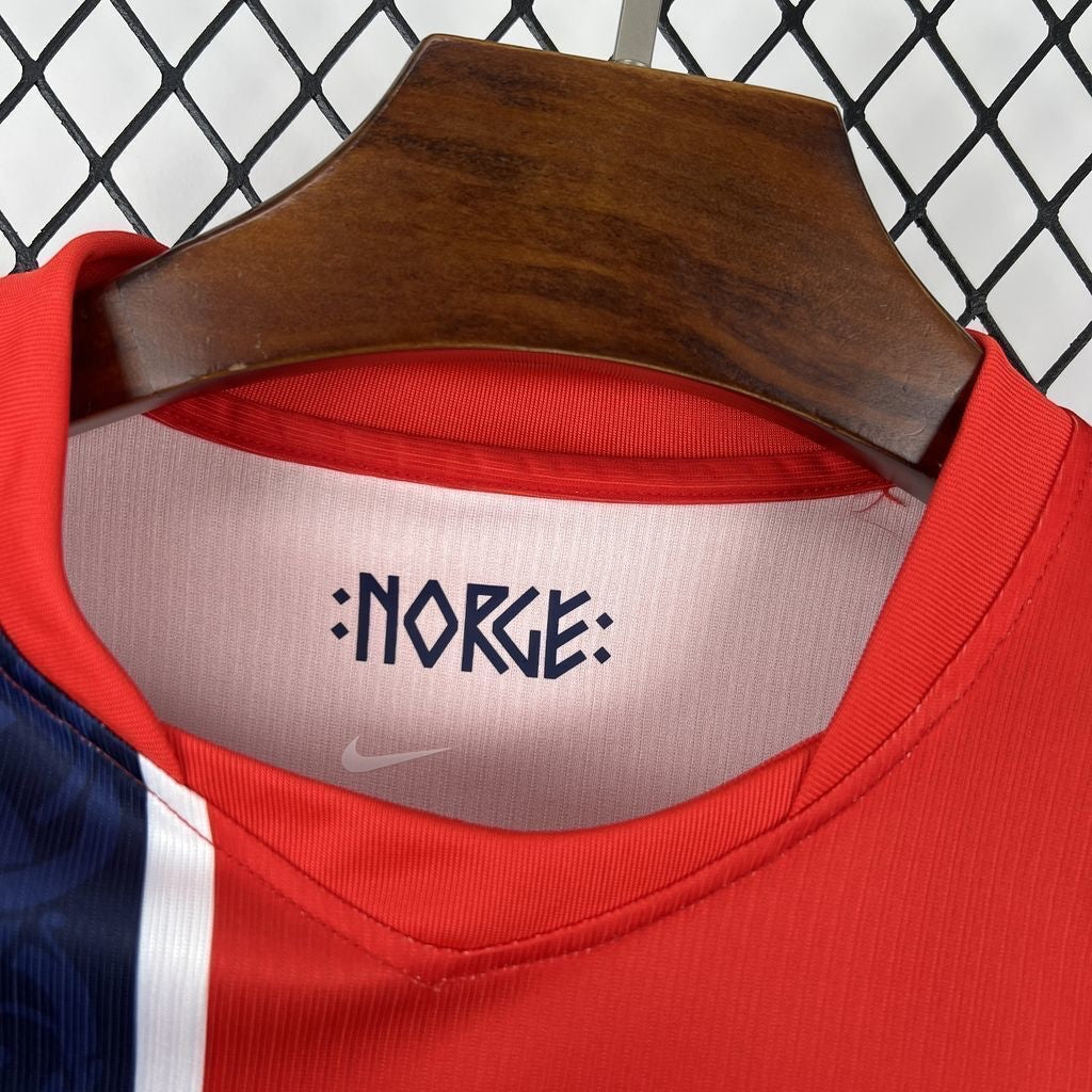 Leazofoot NORVÈGE 2026 home football jersey in red with blue and white accents. Features "NORVE" text inside the collar.