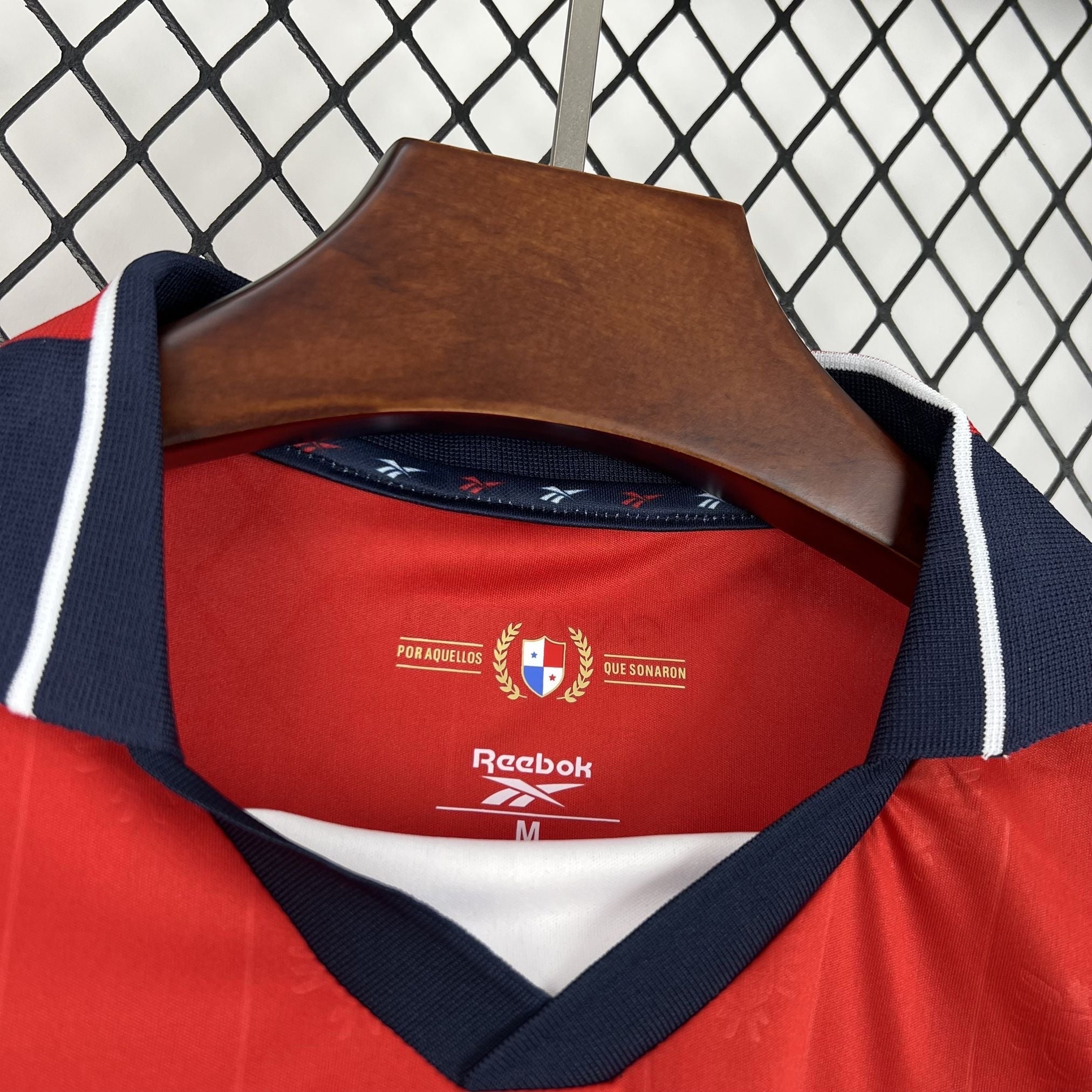Leazofoot PANAMA - MAILLOT DOMICILE 2026 red football jersey with navy and white collar details.