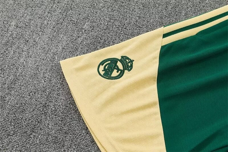 Leazofoot Real Madrid 2026 training shorts in cream and dark green with embroidered club crest and side stripes