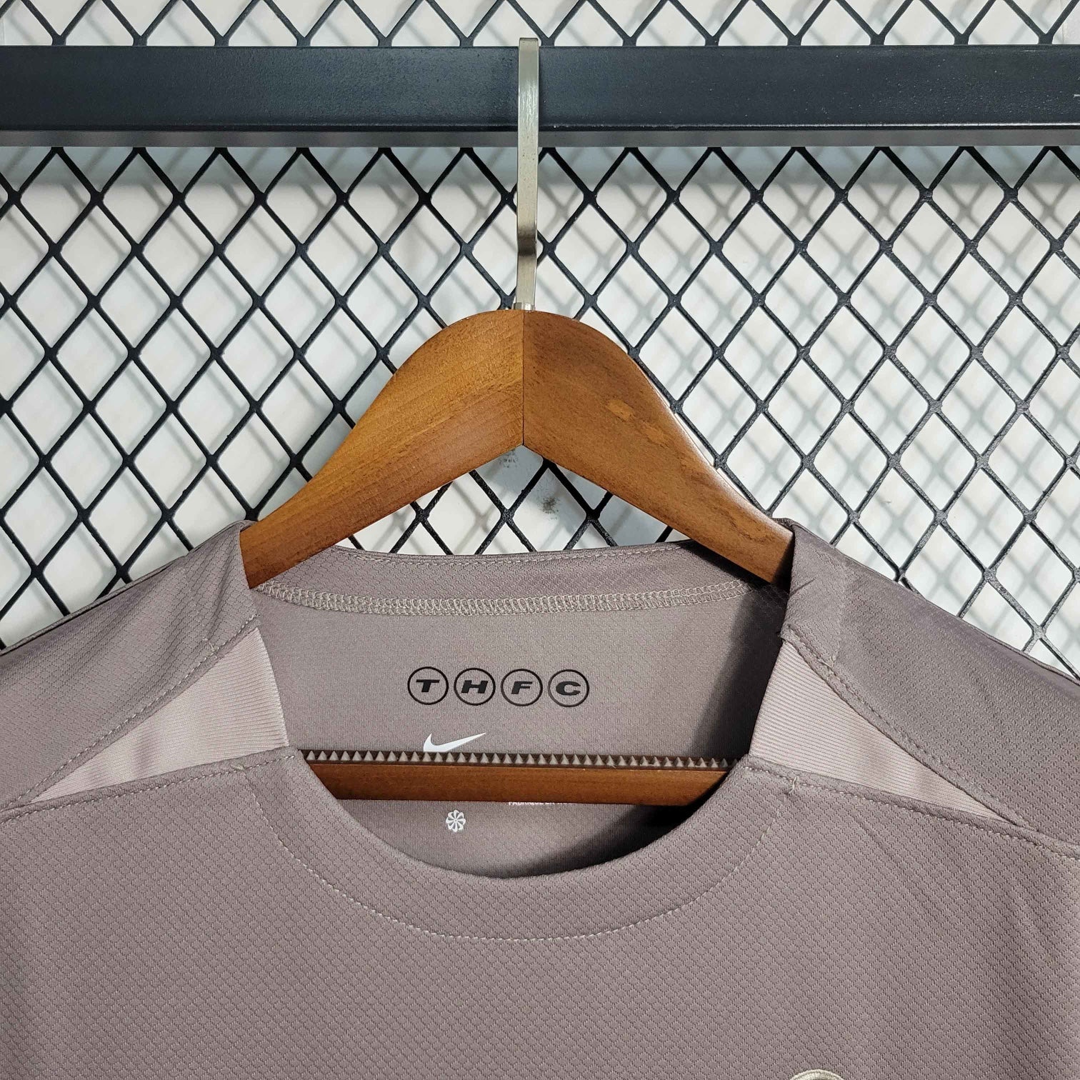 Leazofoot Tottenham 23/24 third kit jersey in grey with THFC logo and Nike swoosh.
