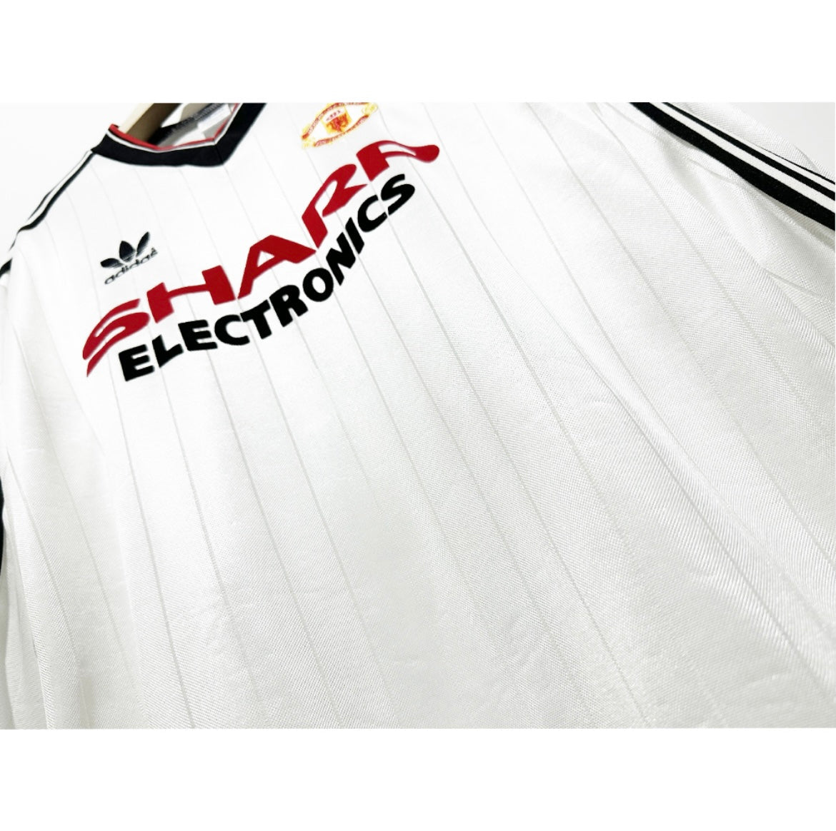 MANCHESTER UNITED - MAILLOT EXTÉRIEUR MANCHES LONGUES 1982/83