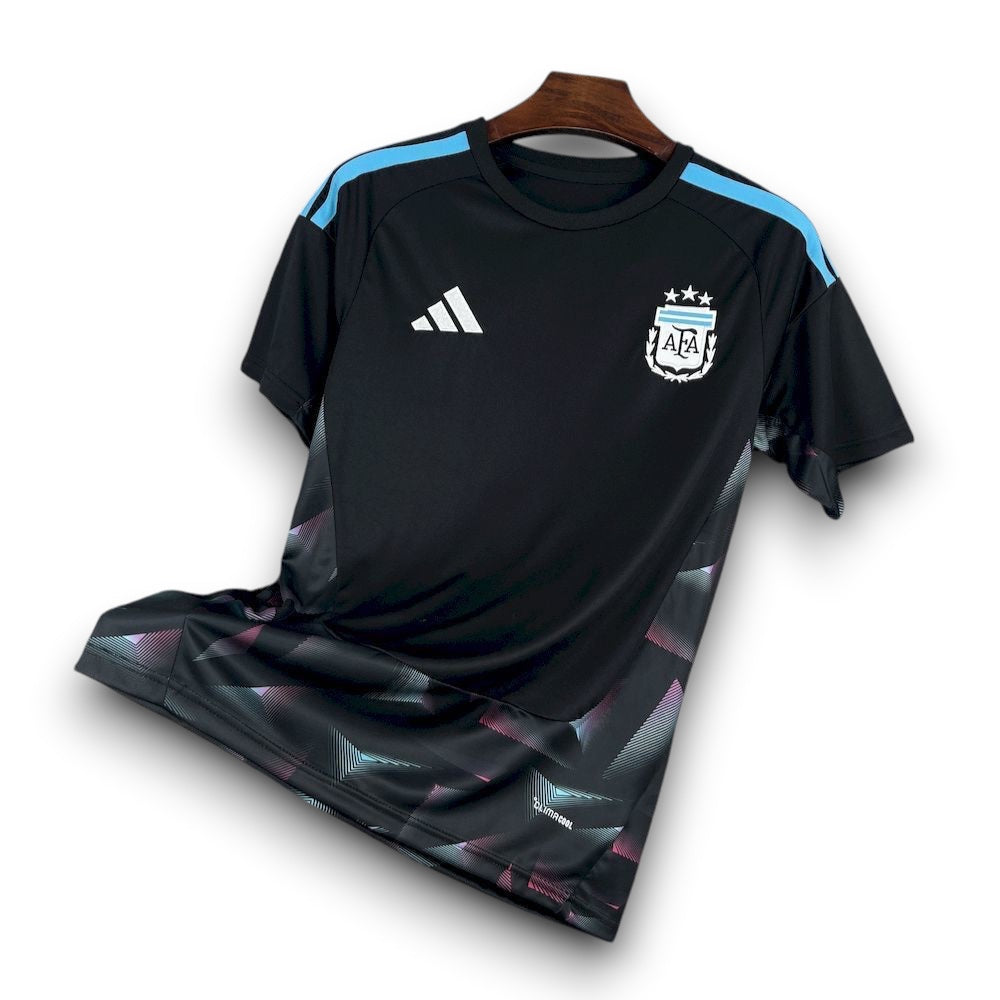 Leazofoot Argentine goalkeeper jersey 2026, black with blue accents and geometric pattern on hem.
