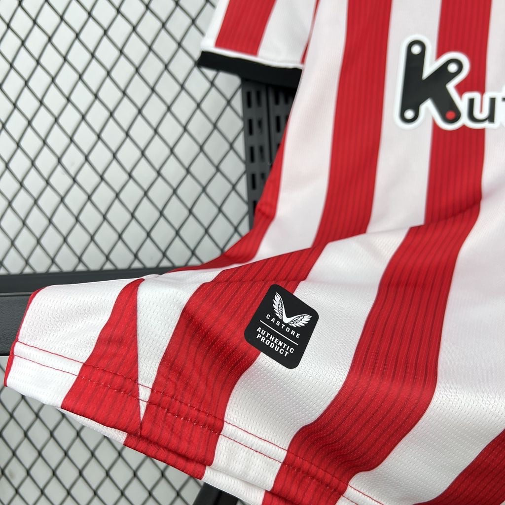 Leazofoot Athletic Bilbao 26/27 home jersey with red and white stripes and Castore authentic product patch.