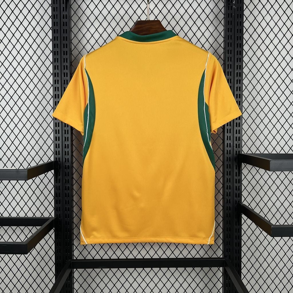 Leazofoot AUSTRALIE - MAILLOT DOMICILE 2026 soccer jersey, yellow with green side panels and white trim.