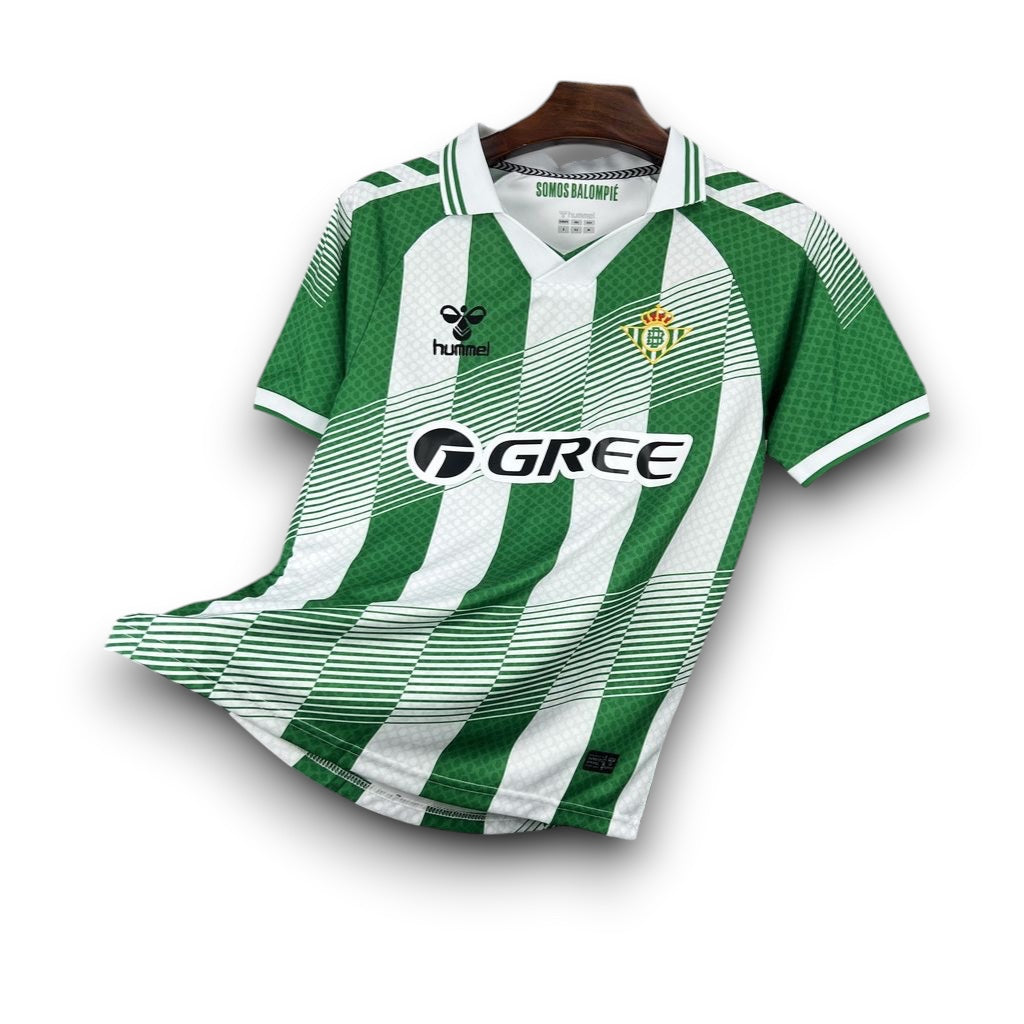 Leazofoot BETIS SÉVILLE 26/27 home football jersey with green and white stripes, V-neck, and sponsor logo.