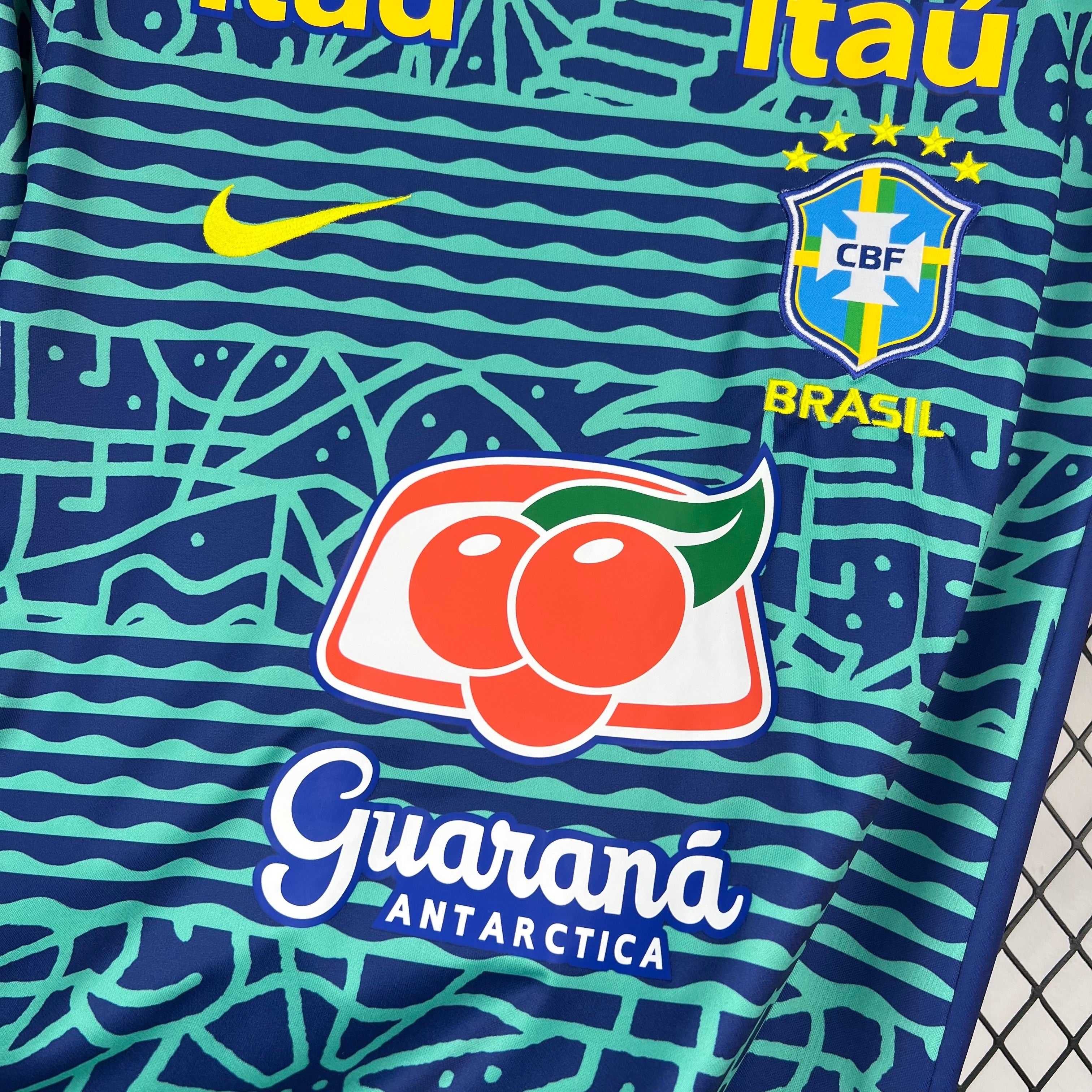 Leazofoot BRÉSIL 2026 pre-match football jersey with blue and green wavy pattern, Nike logo, CBF crest, and Guarana Antarctica logo.