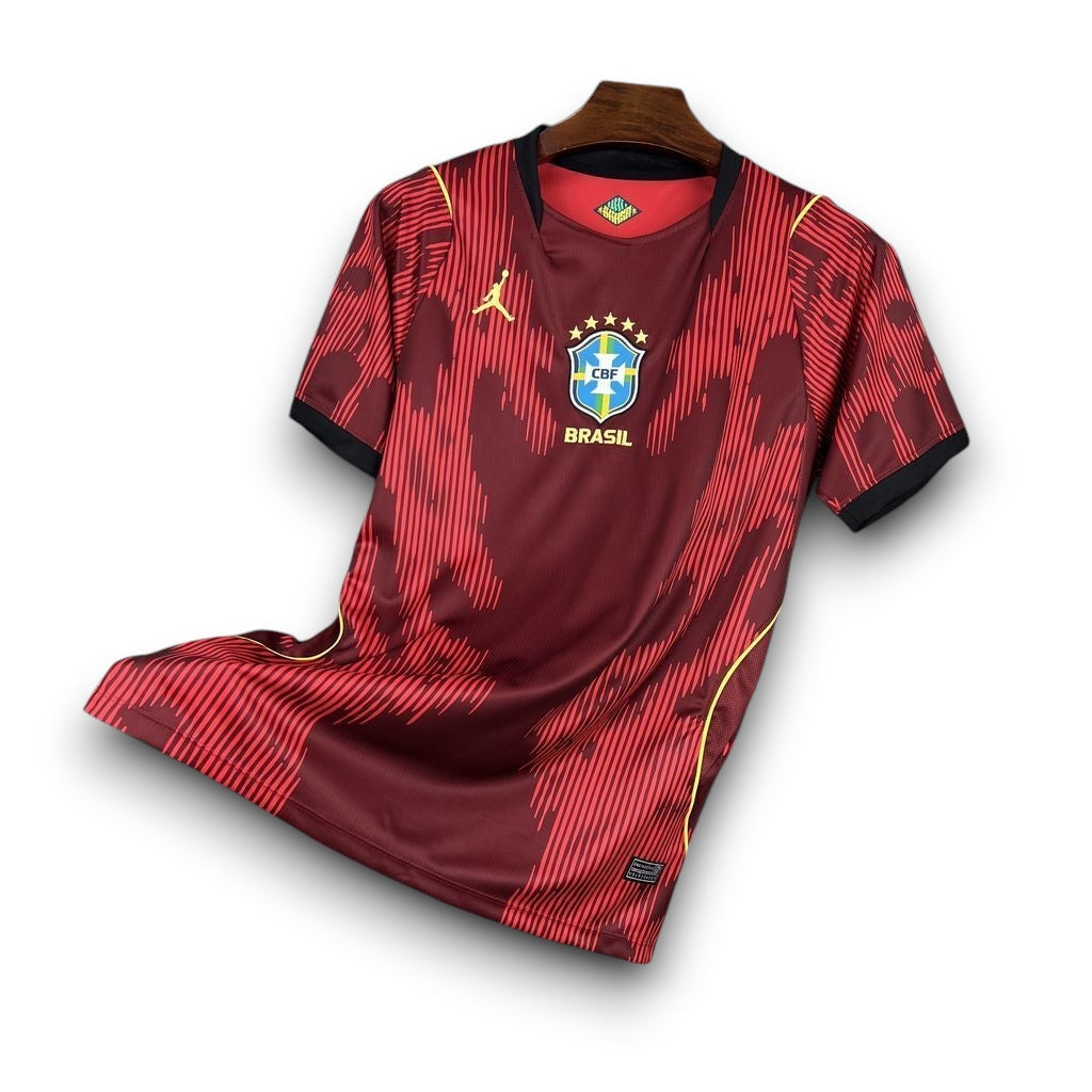 Leazofoot BRÉSIL 2026 goalkeeper jersey in maroon with red abstract stripes and yellow accents. Features CBF Brasil crest.