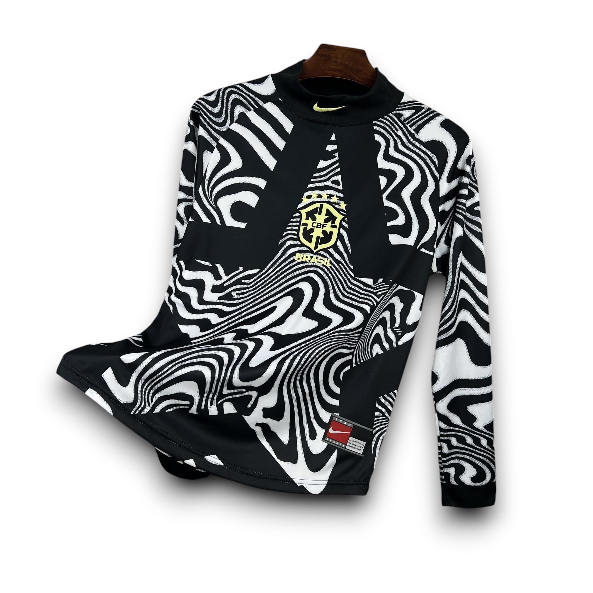 Leazofoot BRÉSIL goalkeeper long sleeve jersey with black and white wavy pattern, gold CBF crest, and gold Nike swoosh.