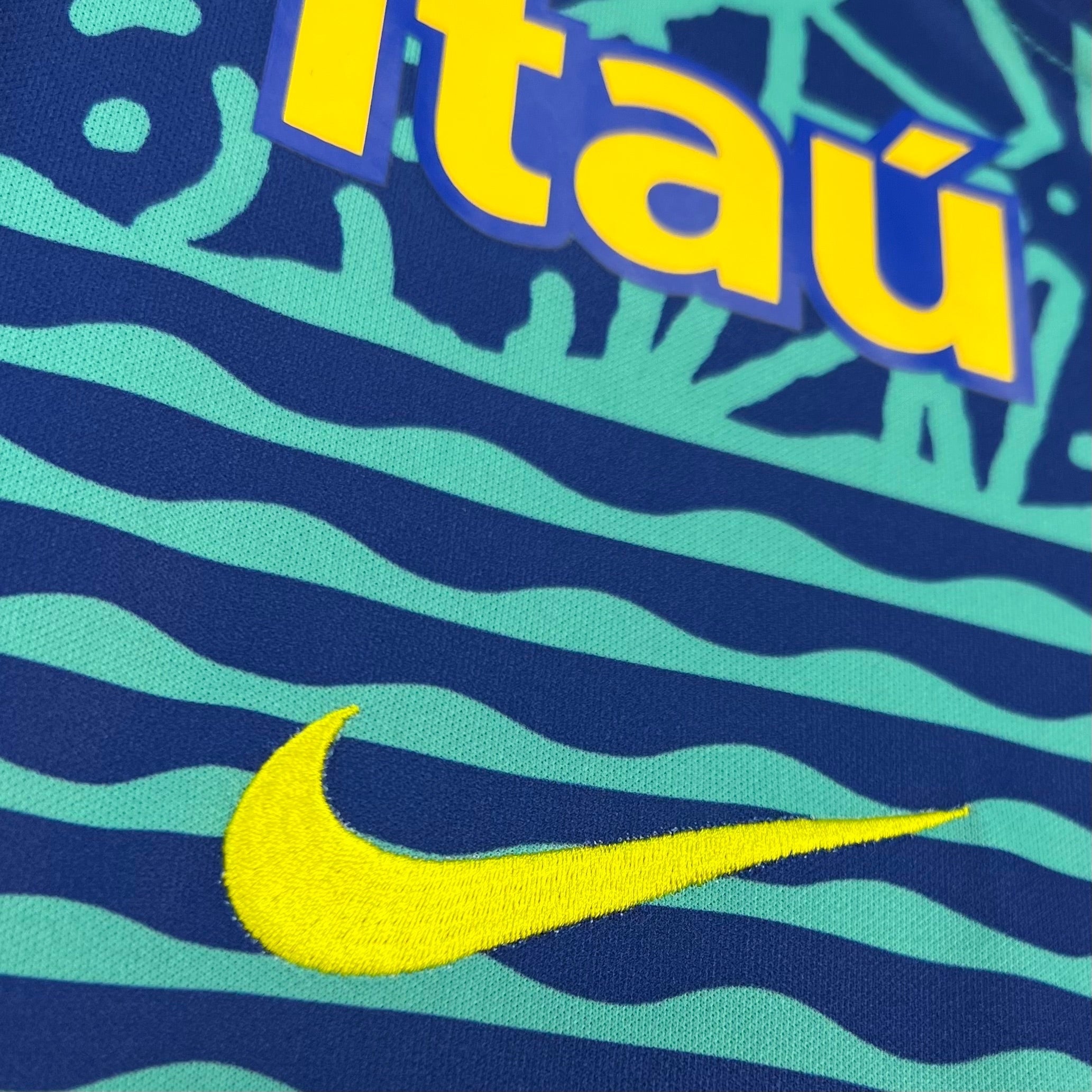 Leazofoot BRÉSIL 2026 pre-match jersey with blue and green wavy stripes and yellow Nike logo.