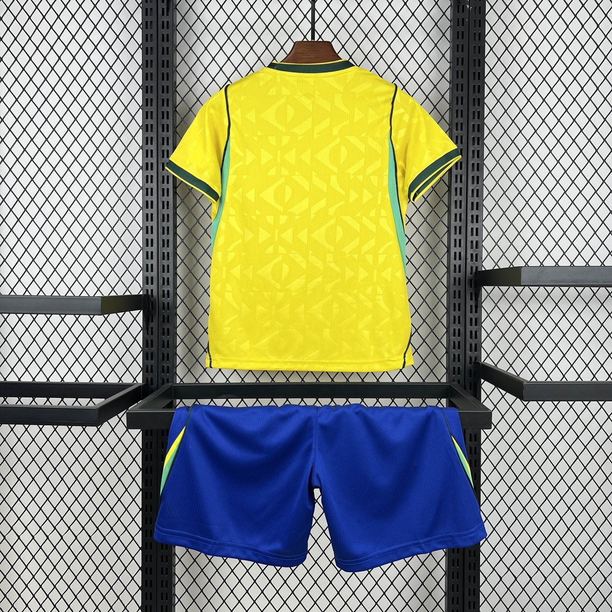 Leazofoot BRÉSIL kids' home soccer kit: yellow jersey with green trim and blue shorts.