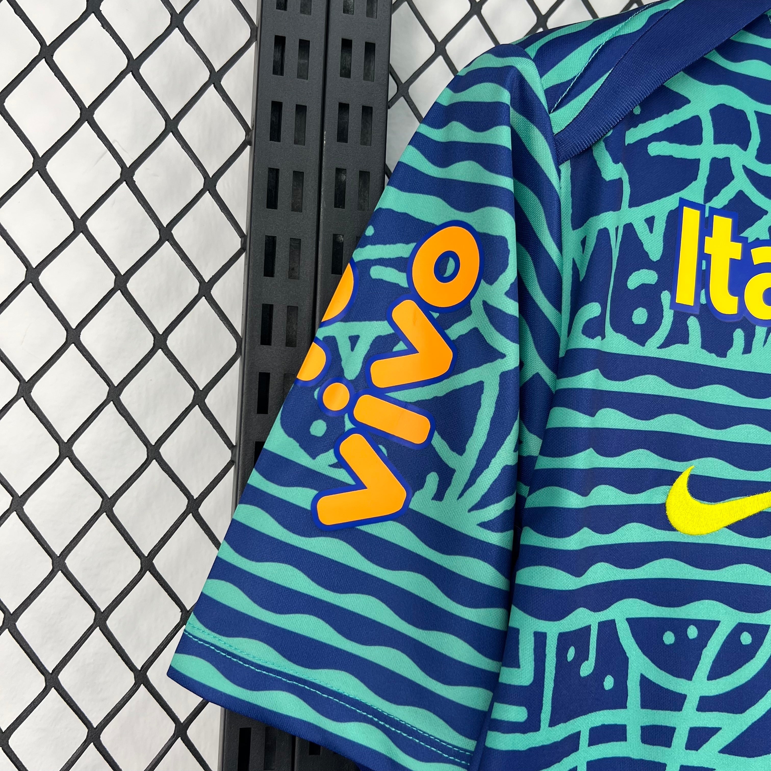Leazofoot BRÉSIL 2026 pre-match football jersey with blue and green wavy pattern, orange VIVO logo on sleeve.