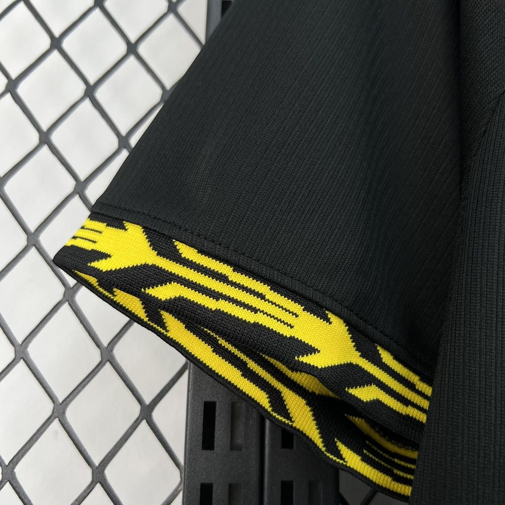 Leazofoot Chelsea 26/27 away jersey sleeve detail featuring black ribbed fabric and a yellow patterned cuff