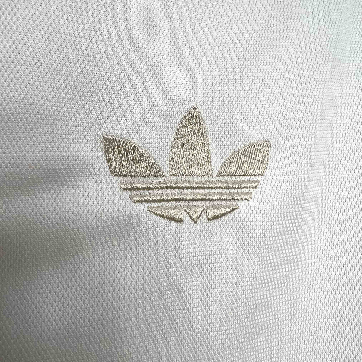 Leazofoot Colombia 100th anniversary special edition jersey featuring a white textured fabric and gold embroidered logo