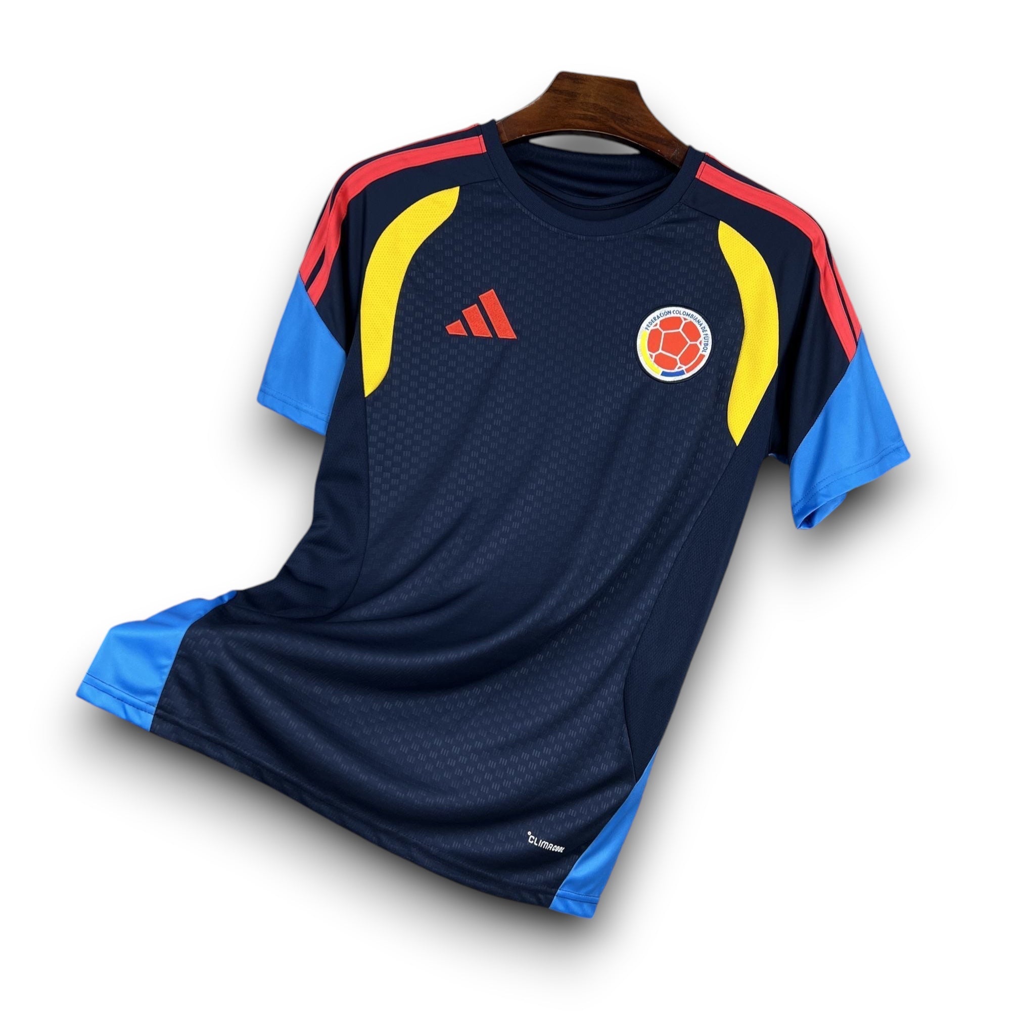 Leazofoot COLOMBIE - MAILLOT AVANT MATCH 2026. Navy blue soccer jersey with yellow and red accents on shoulders and blue sleeves.