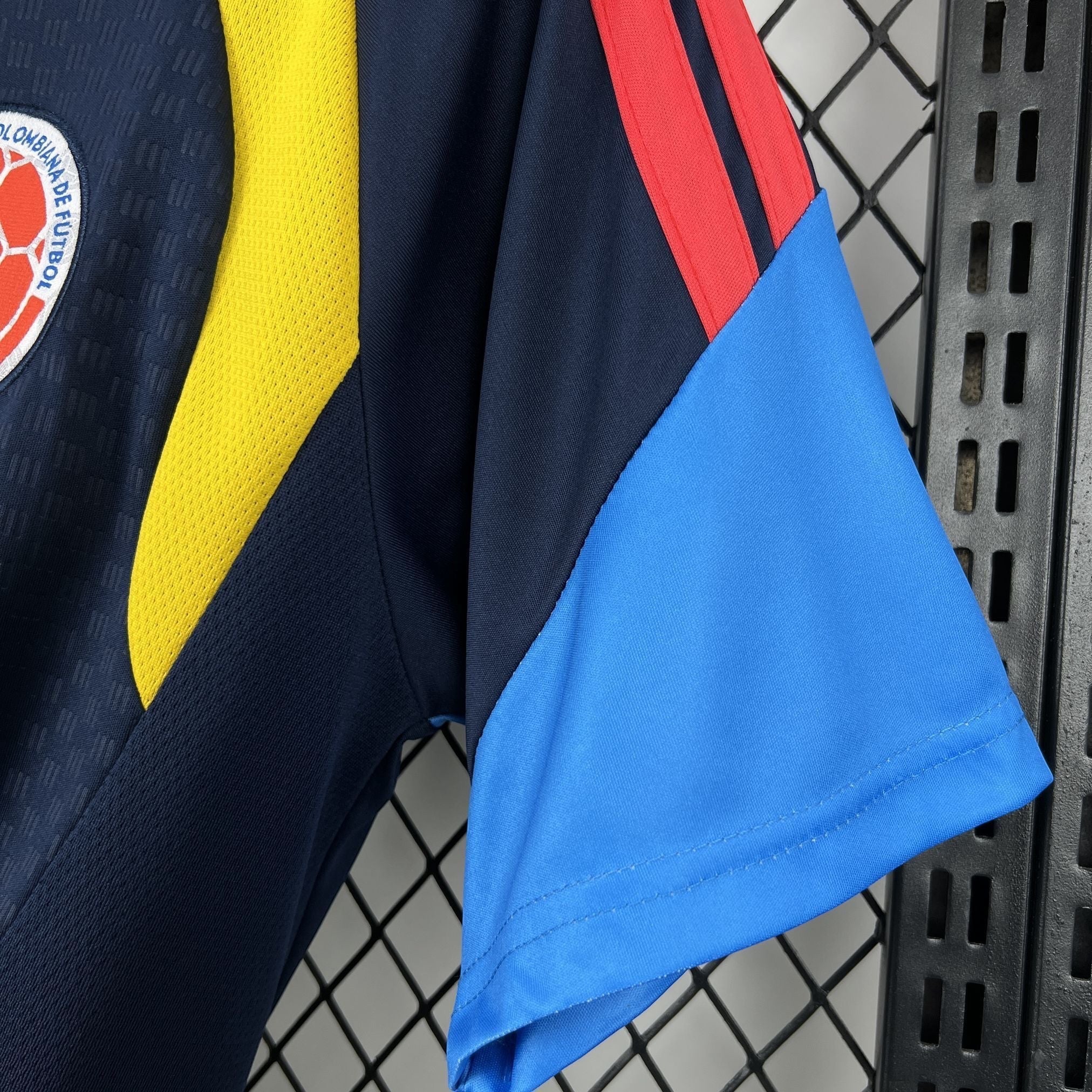 Leazofoot COLOMBIE - MAILLOT AVANT MATCH 2026 navy blue soccer jersey with yellow and red accents