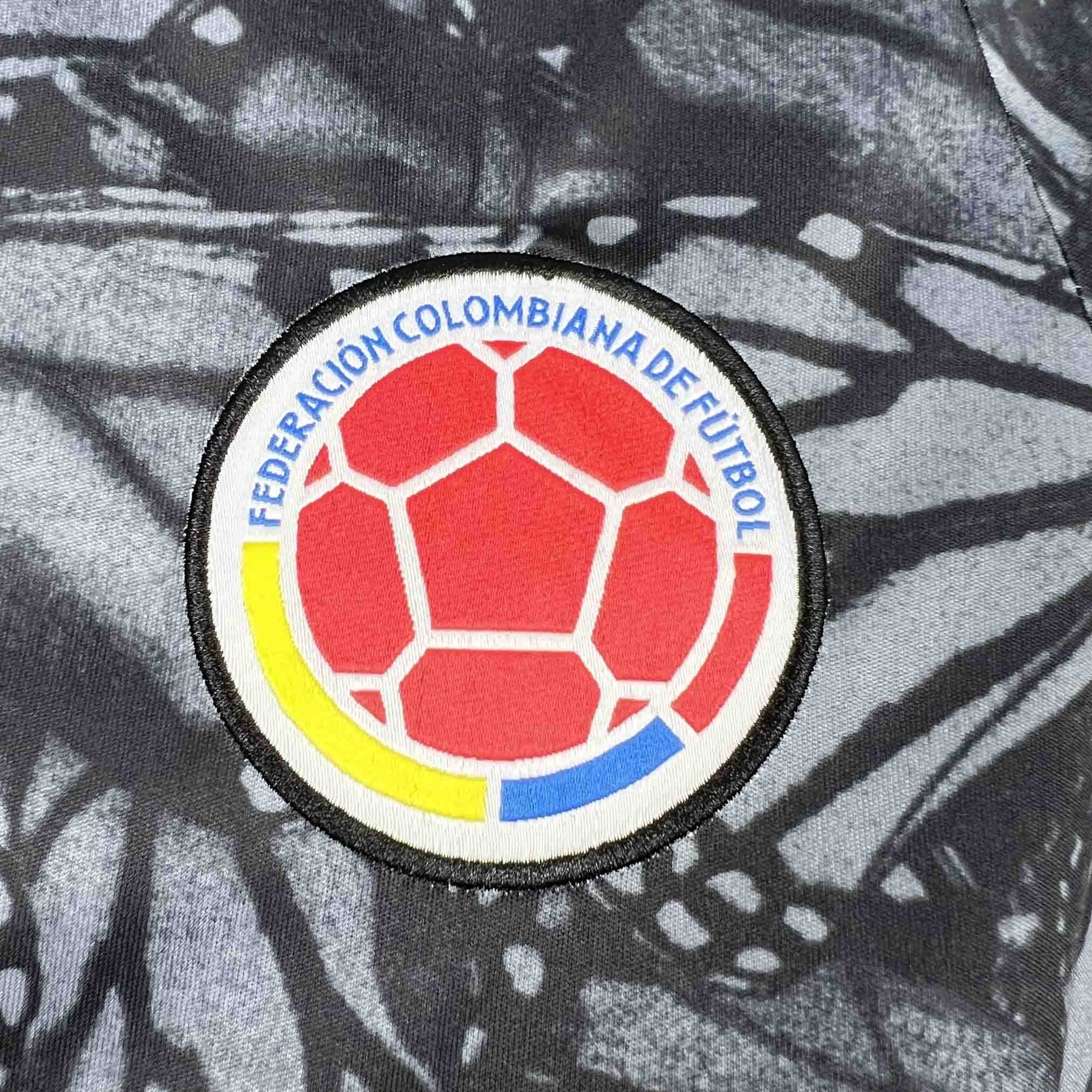 Leazofoot COLOMBIE 2026 goalkeeper jersey with embroidered crest featuring a red soccer ball and Colombian flag colors.